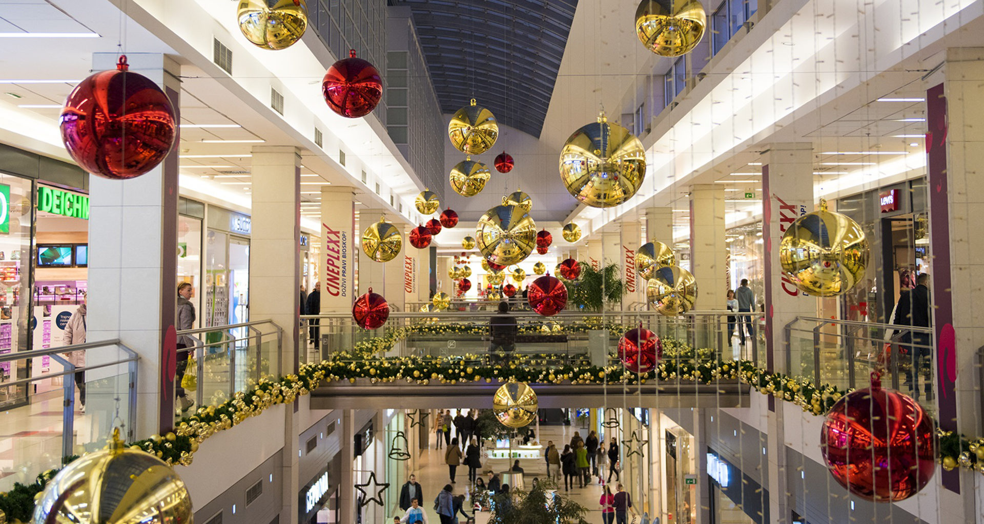 Einkaufszentrum in der Weihnachtszeit
