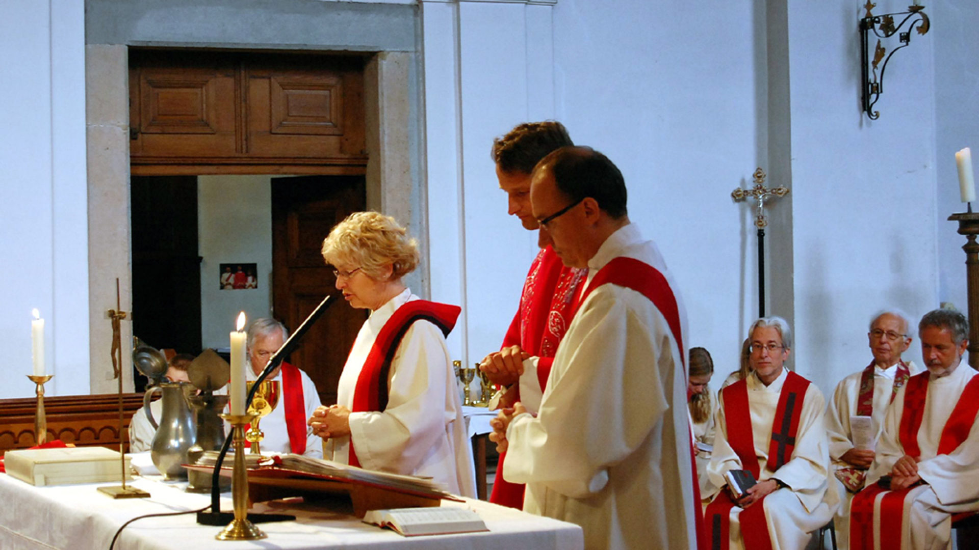 Christkatholische Eucharistiefeier mit einer Priesterin.