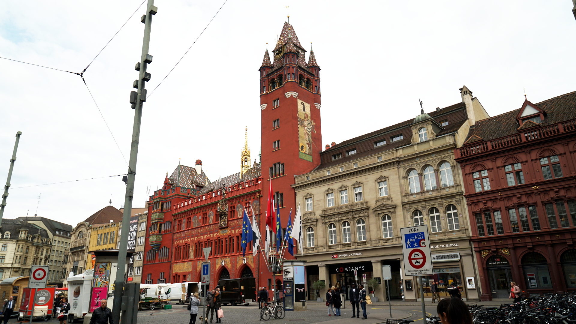 Der Marktplatz mit Rathaus in Basel
