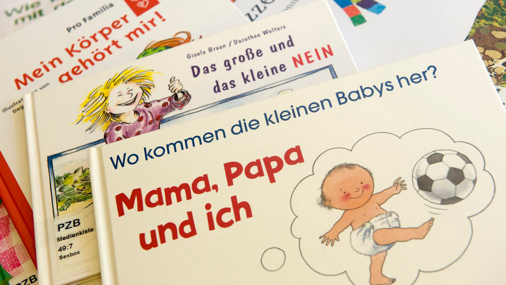 Bücher aus der "Sex-Box" für den Sexualkundeunterricht in Basel