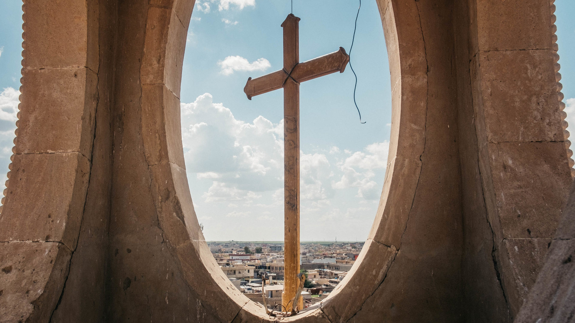 Blick von zerstörtem Kirchturm im Irak.