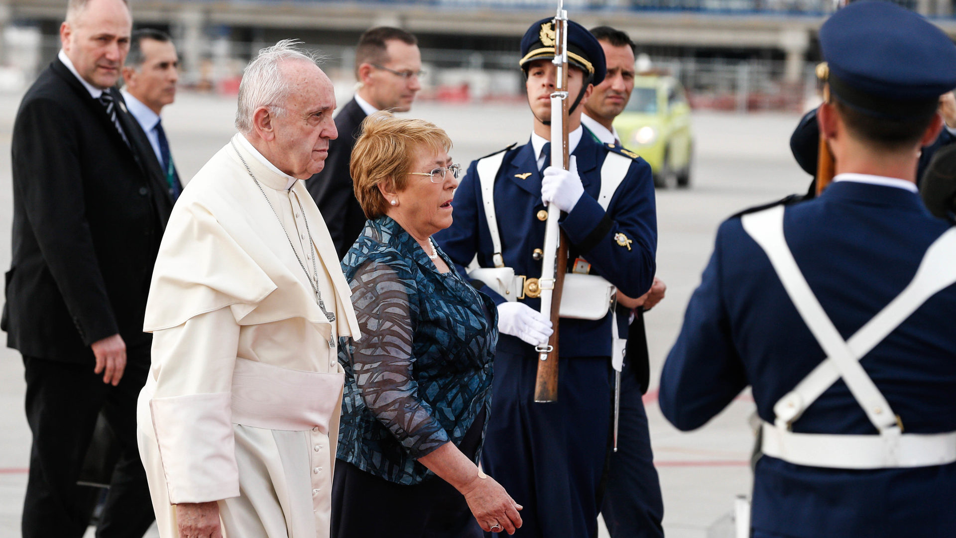 Papst Franziskus beim Empfang durch Staatspräsidentin Michelle Bachelet auf dem Flughafen der chilenischen Hauptstadt Santiago