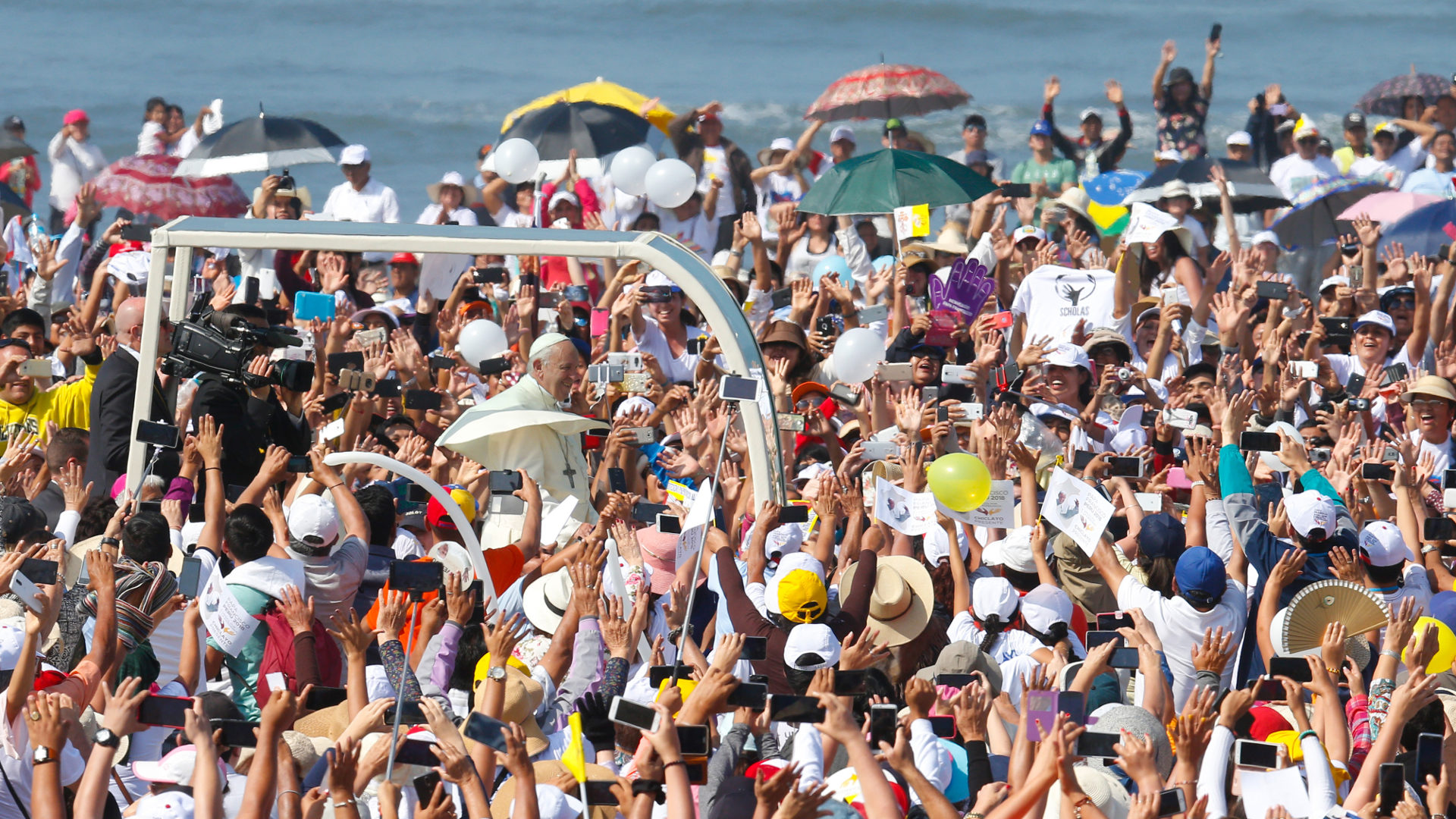 Papst Franziskus bei seiner Ankunft am Strand von Huanchaco (Peru)