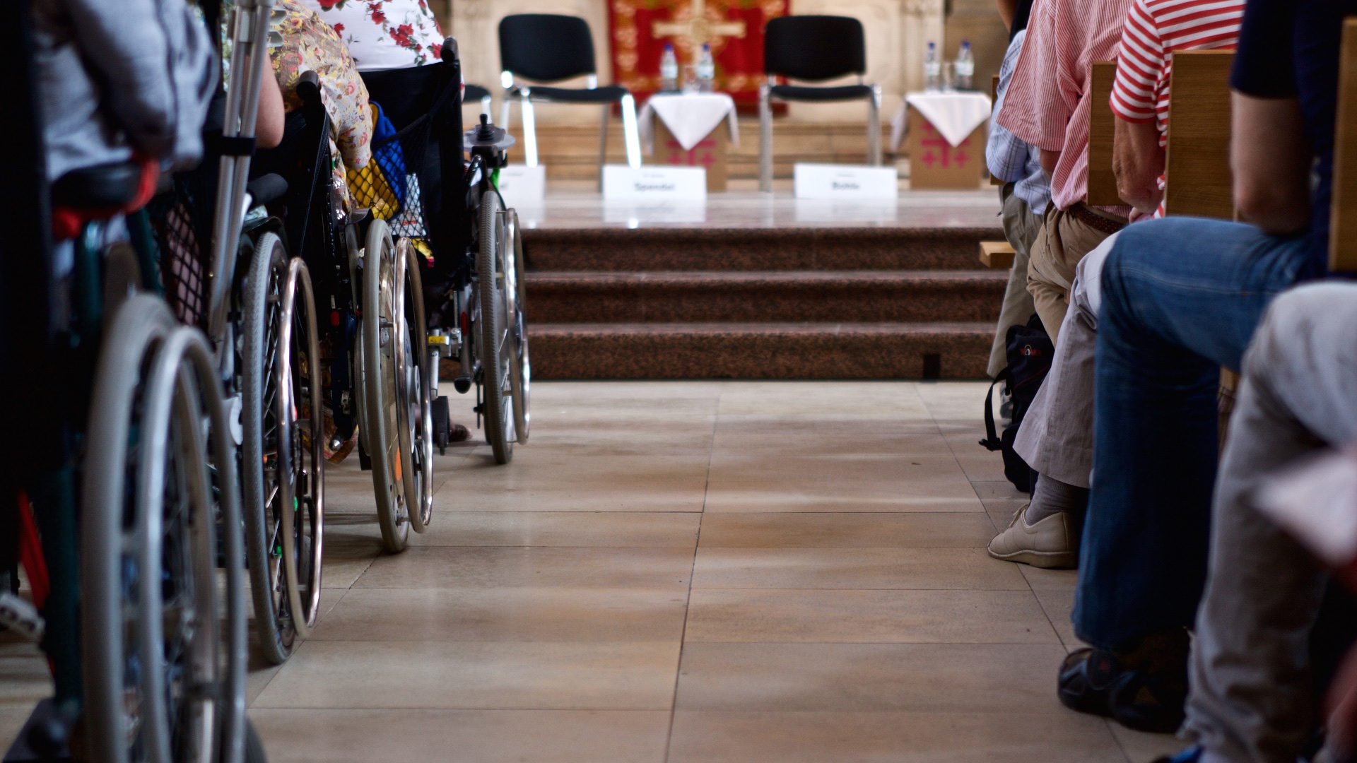 Gottesdienstbesucher mit und ohne Rollstuhl