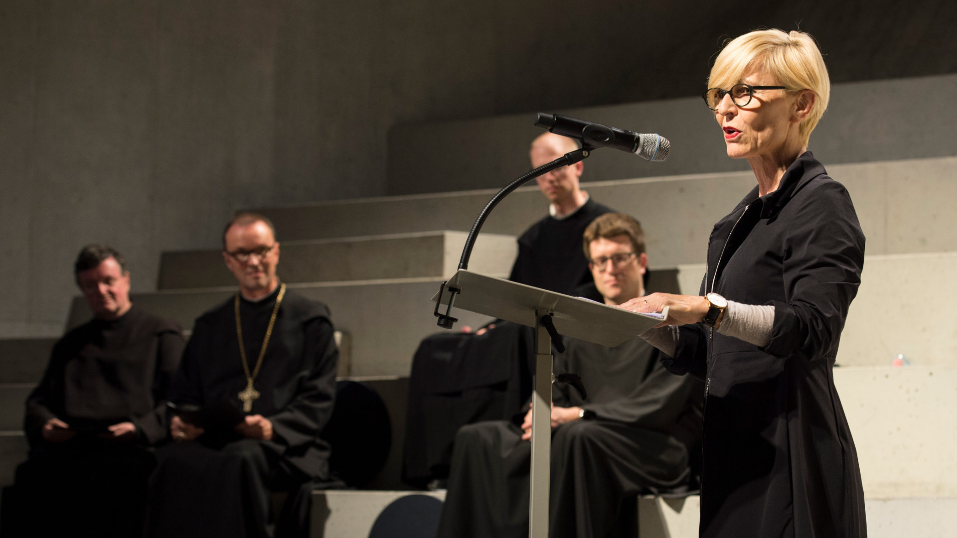 Christine Keller, Kuratorin, an der Vernissage zur Ausstellung über Einsiedeln