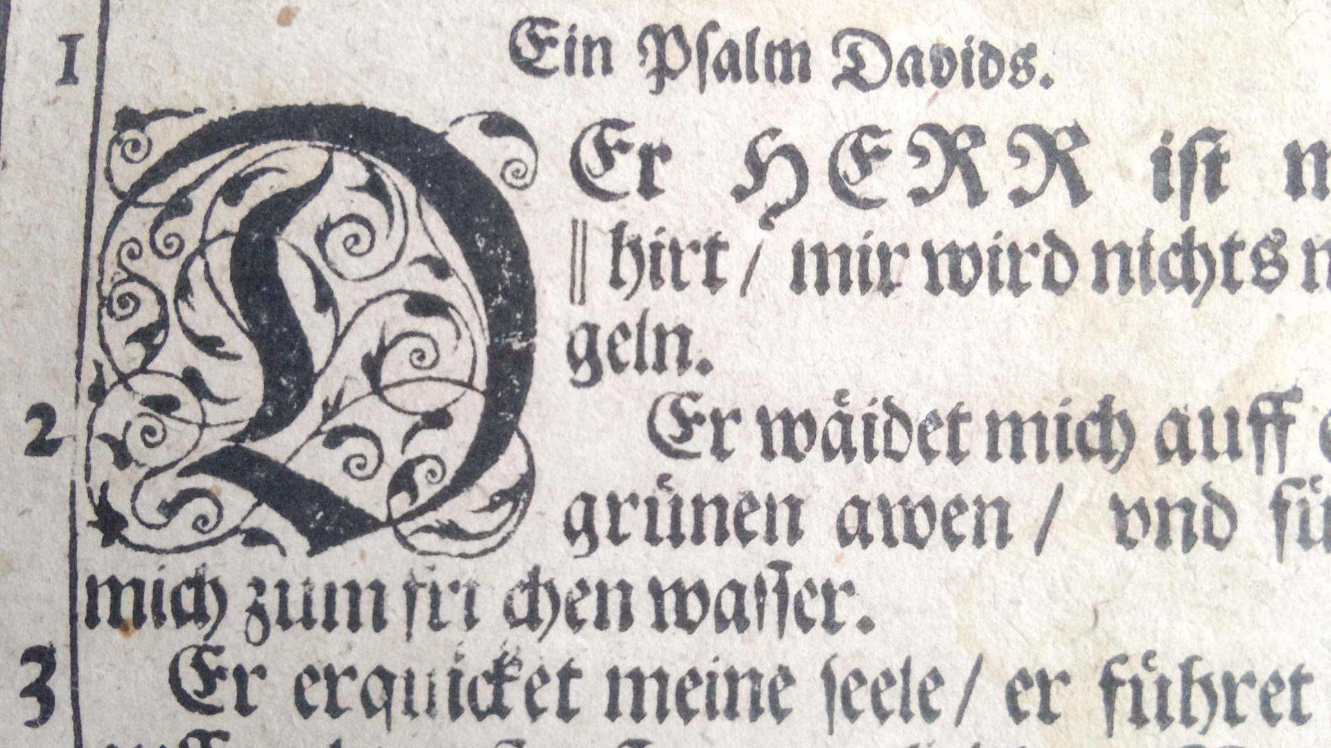 Der Anfang eines Psalms, abgedruckt in einer Luther Bibel aus dem Jahre 1680