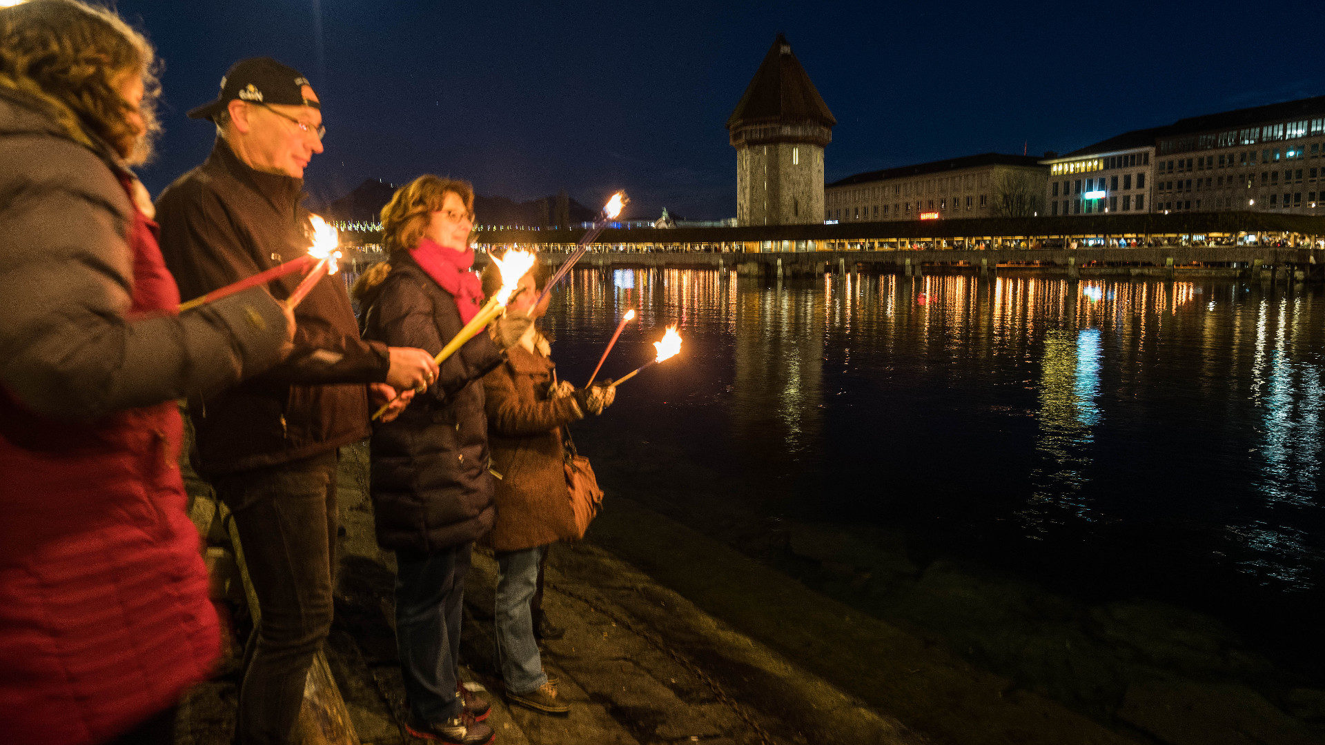 Lichterfeier der Explo 17 am Seeufer in Luzern