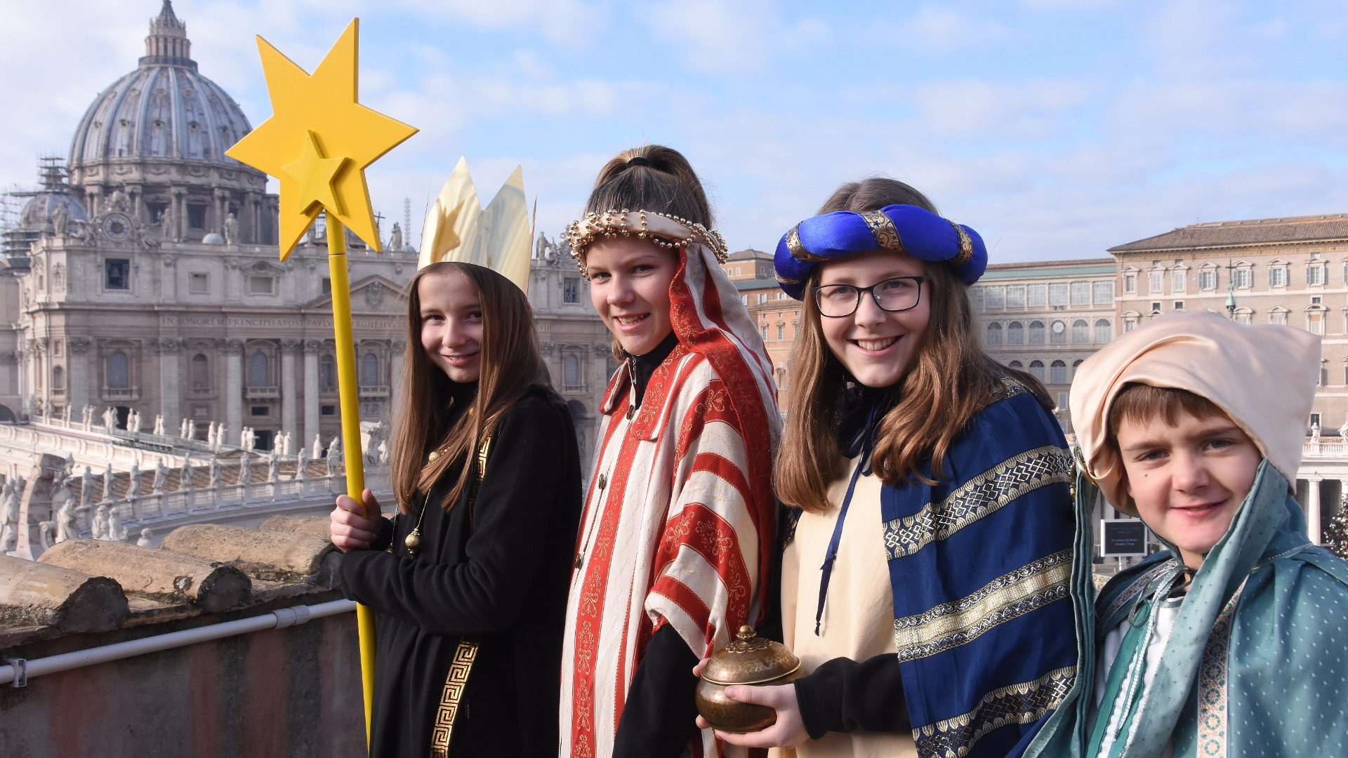 Die Sternsinger Lea, Rebekka, Jana und Enrico aus Leibstadt vor dem Petersdom in Rom