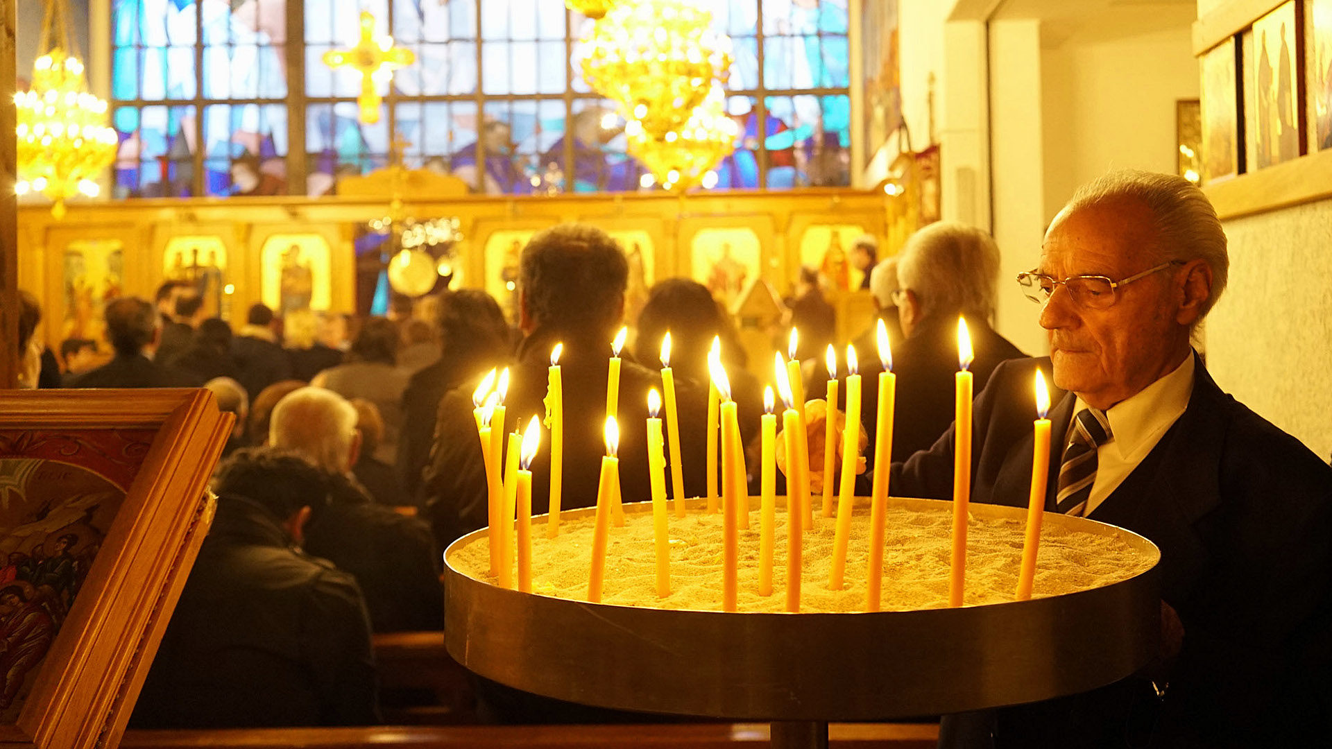 Sakristan und Gemeinde im Gottesdienst