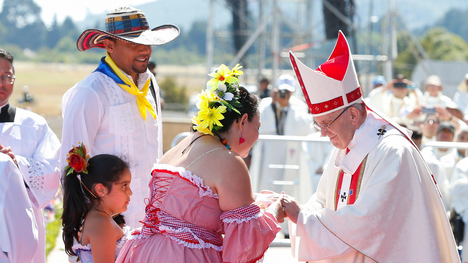 Familie bringt Papst Franziskus die Gaben. Gottesdienst am 17. Januar am Flughafen Maquehue (Chile)