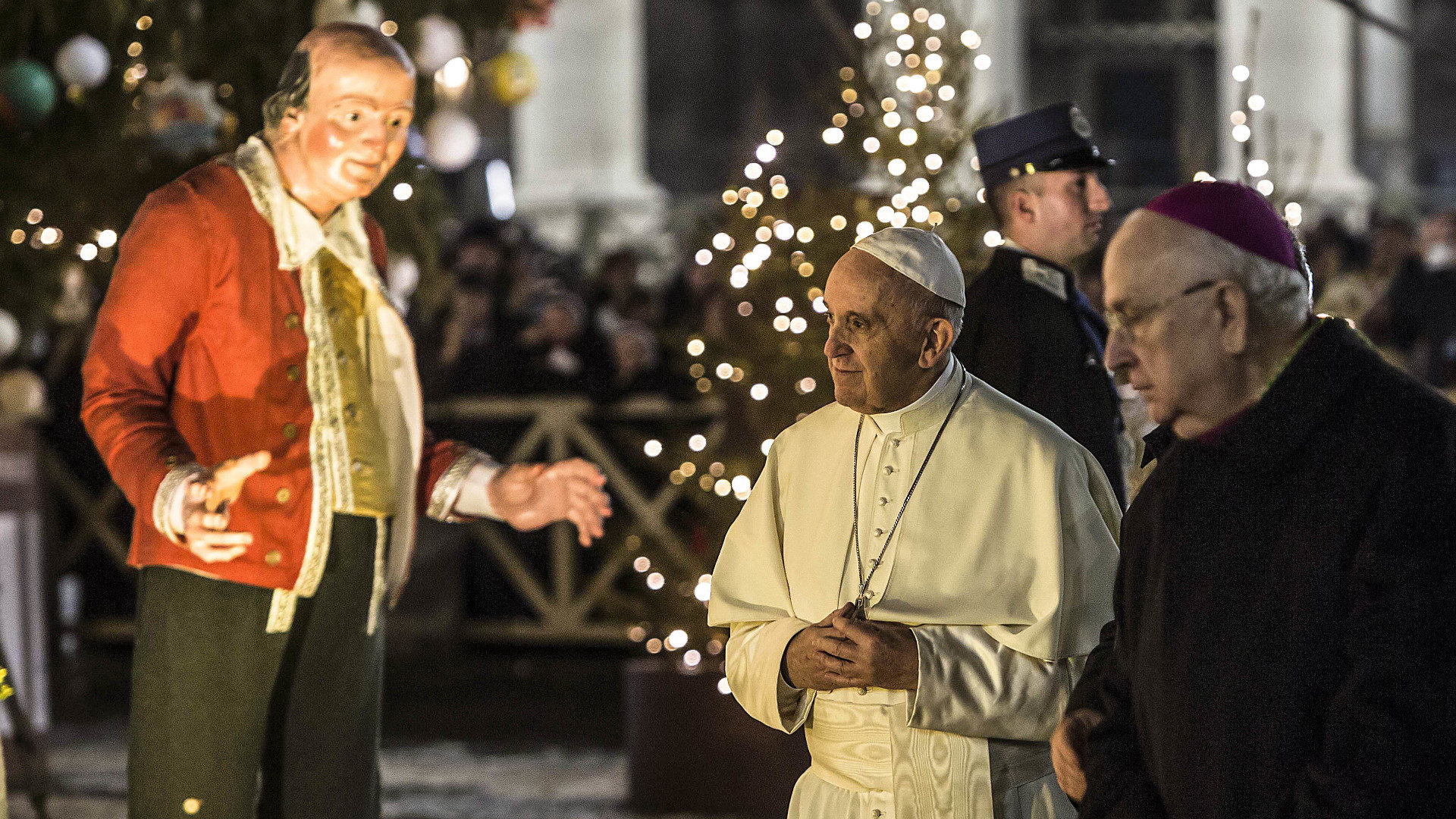 Papst Franziskus am 31. Dezember 2017 vor der Weihnachtskrippe auf dem Petersplatz im Vatikan