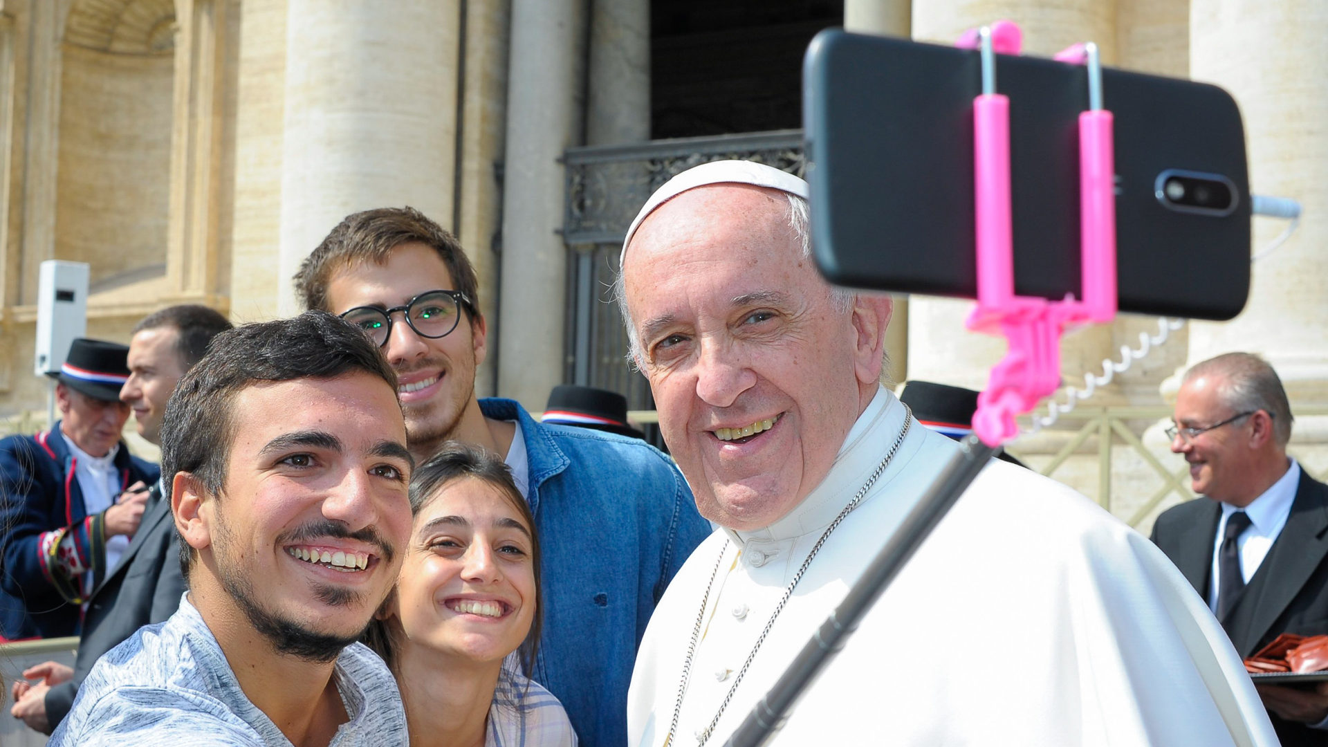 Papst Franziskus bei einer Selfie-Aufnahme
