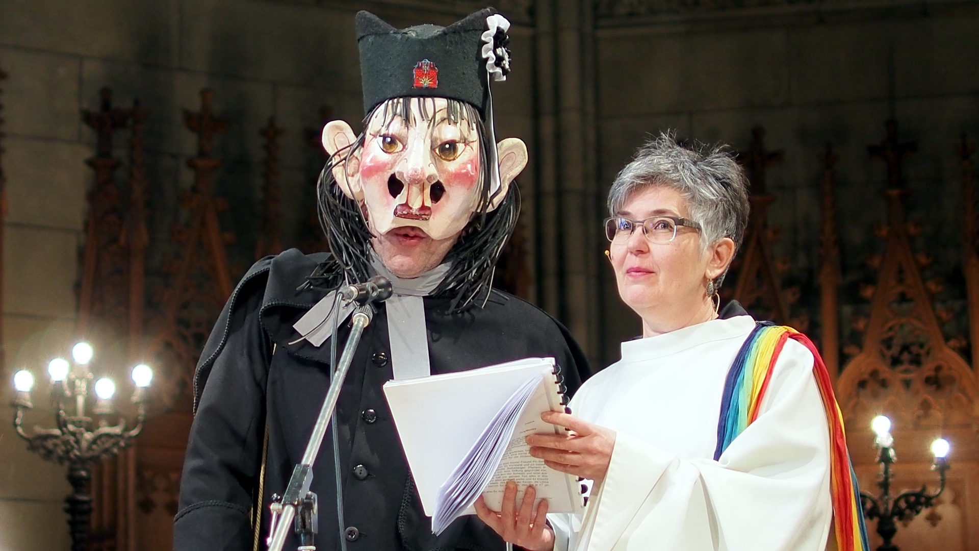 Der "Schyynhailig" 2017 am Basler Fasnachts-Gottesdienst mit der katholischen Seelsorgerin Monika Hungerbühler.