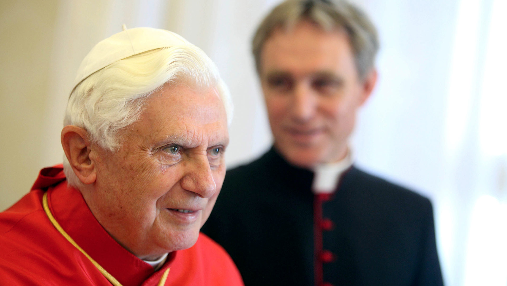 Papst Benedikt XVI. und sein Privatsekretär Georg Gänswein (2016).