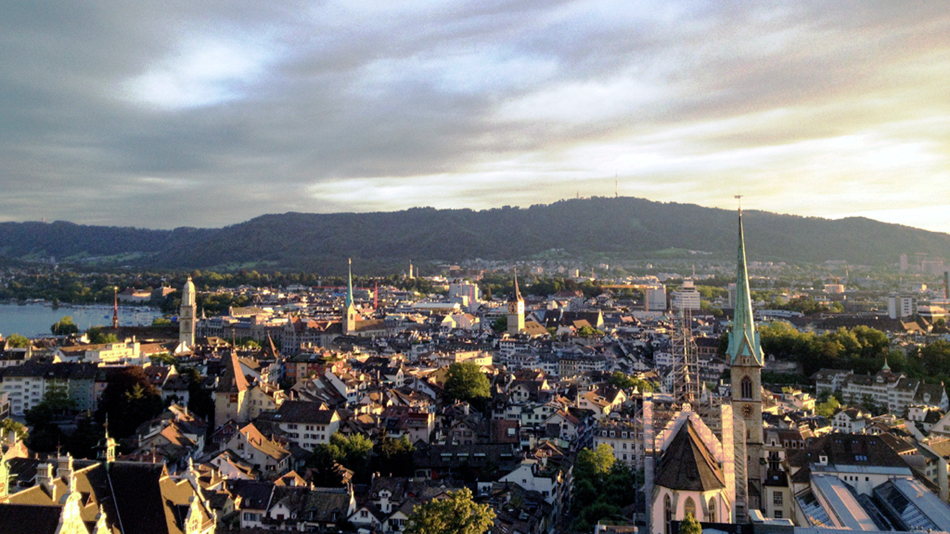 Blick auf die Altstadt von Zürich mit ihren Kirchen