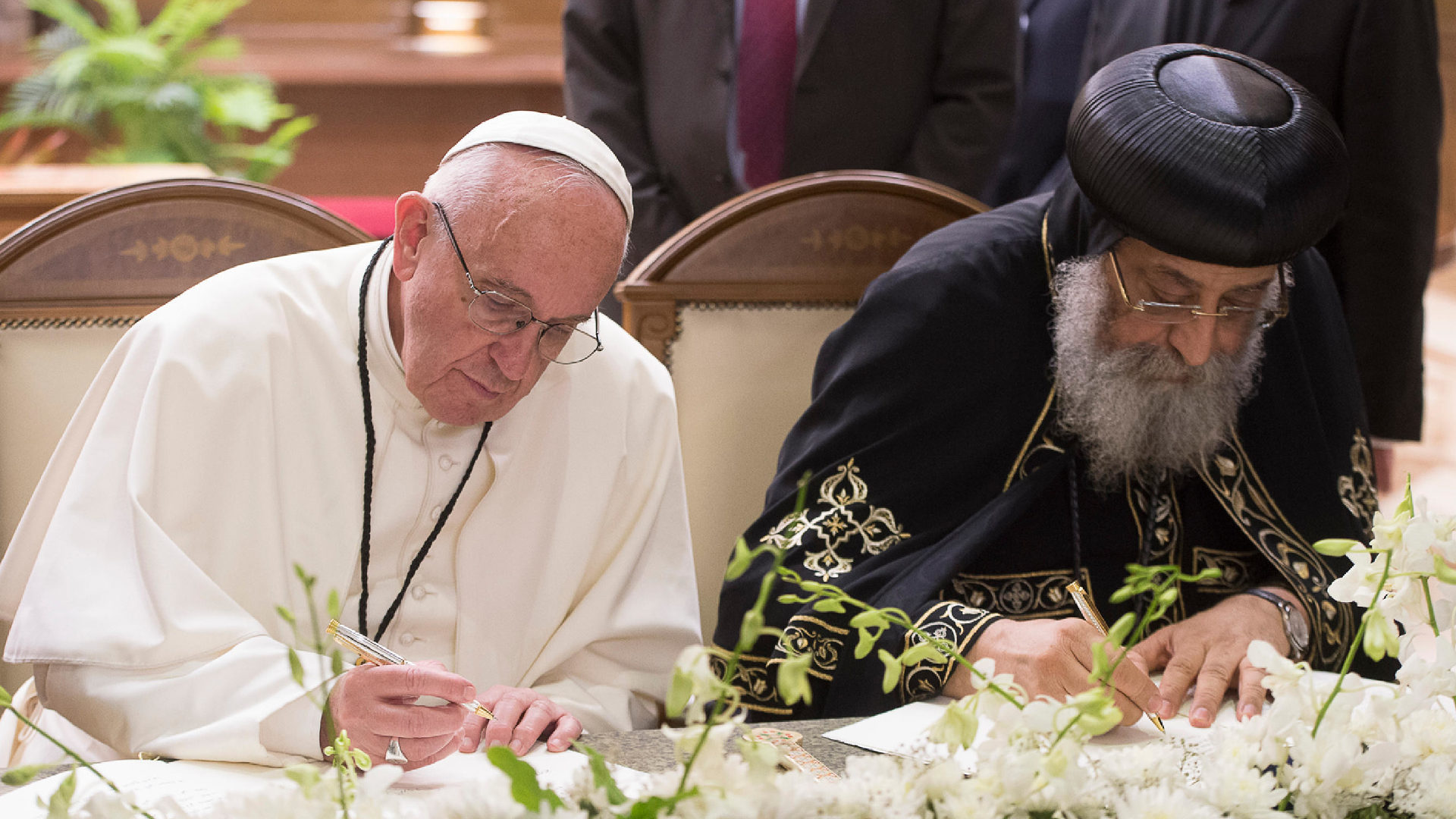 Papst Franziskus und der koptische Patriarch Tawadros II. unterzeichnen 2017 in Kairo ein ökumenisches Dokument.