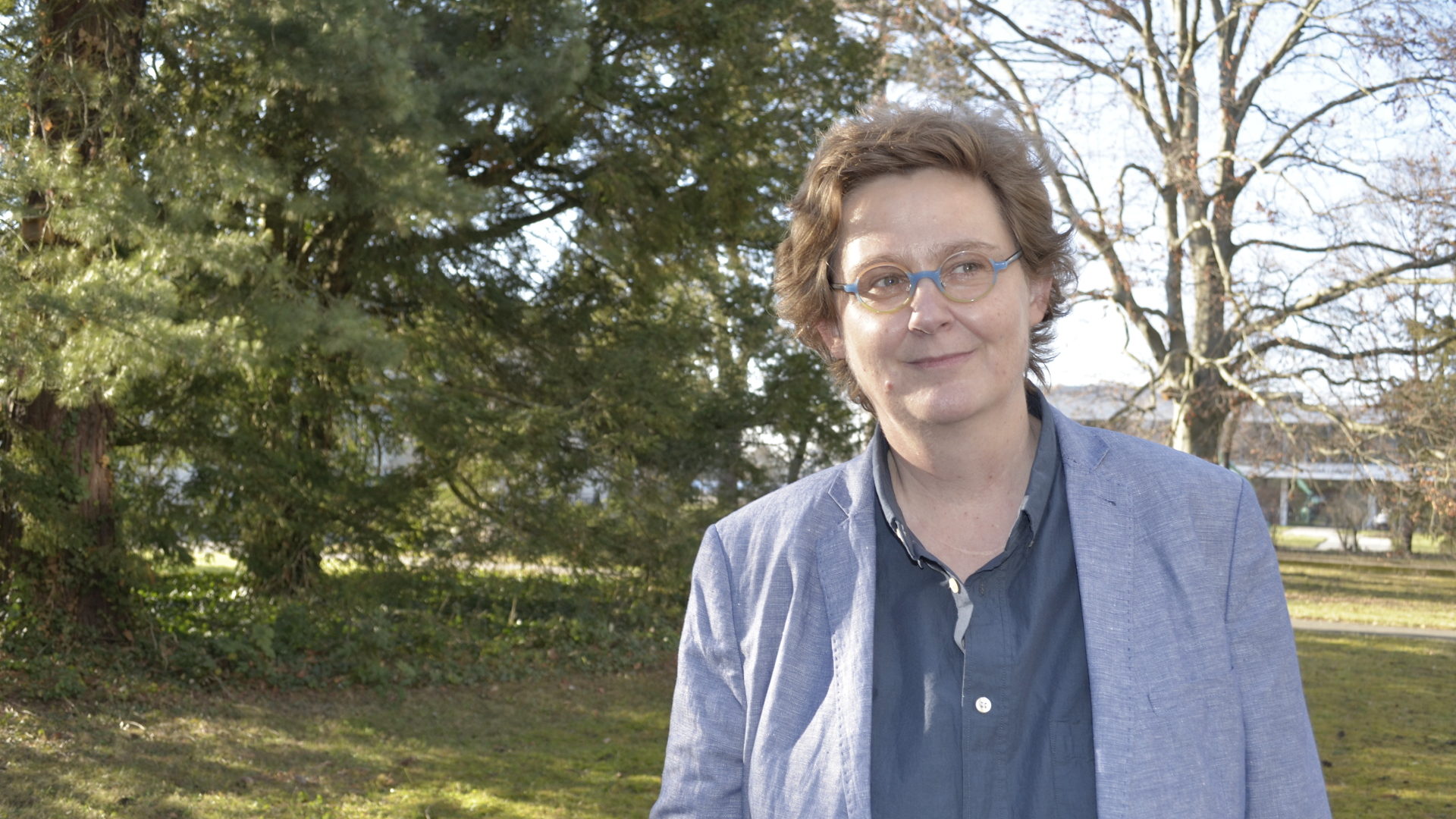 Gabriele Kieser im Park der Psychiatrischen Klinik Basel