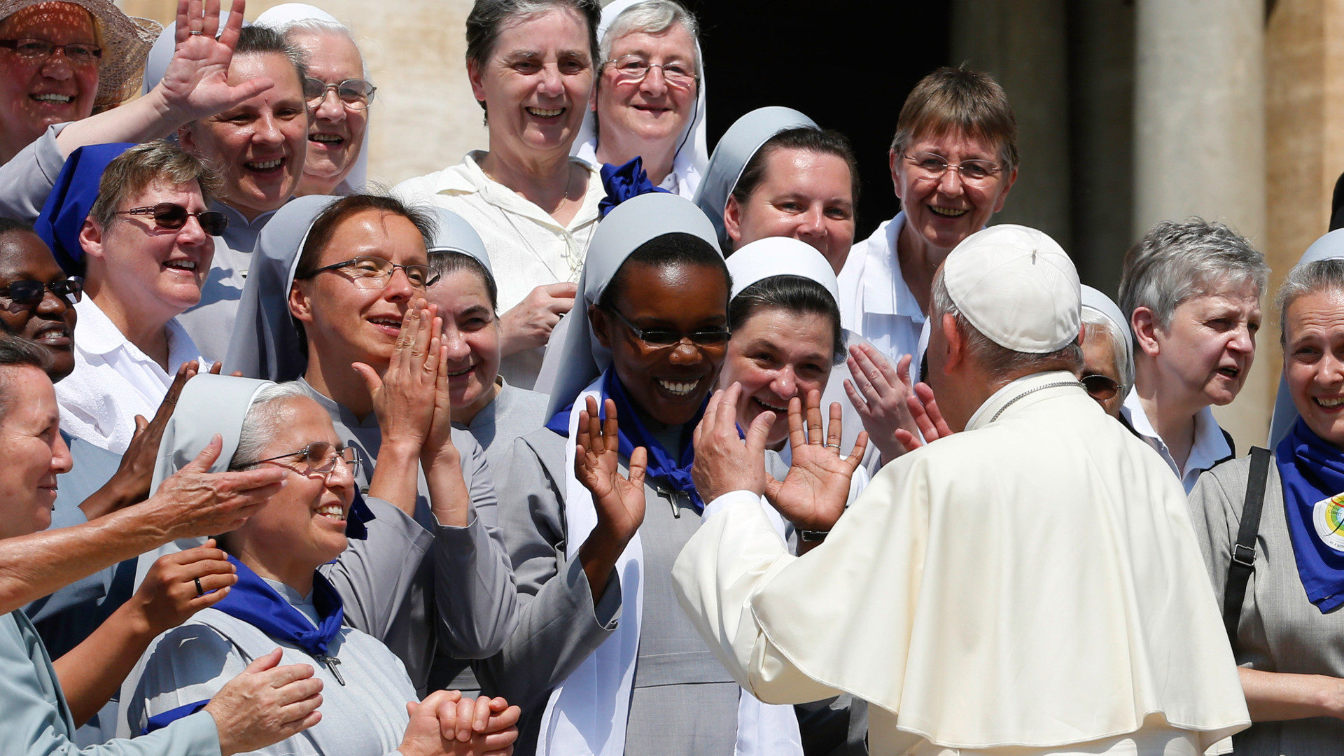 Papst Franziskus mit Ordensschwestern