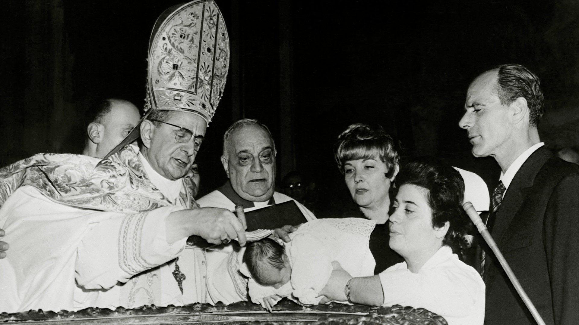 Papst Paul VI. tauft ein Kind, 9. April 1967.