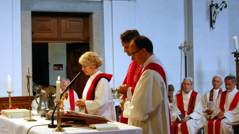 Priesterin am Altar: In der römisch-katholischen Kirche weiterhin nicht möglich. Im Bild eine christkatholische Priesterin feiert Eucharistie. | zVg