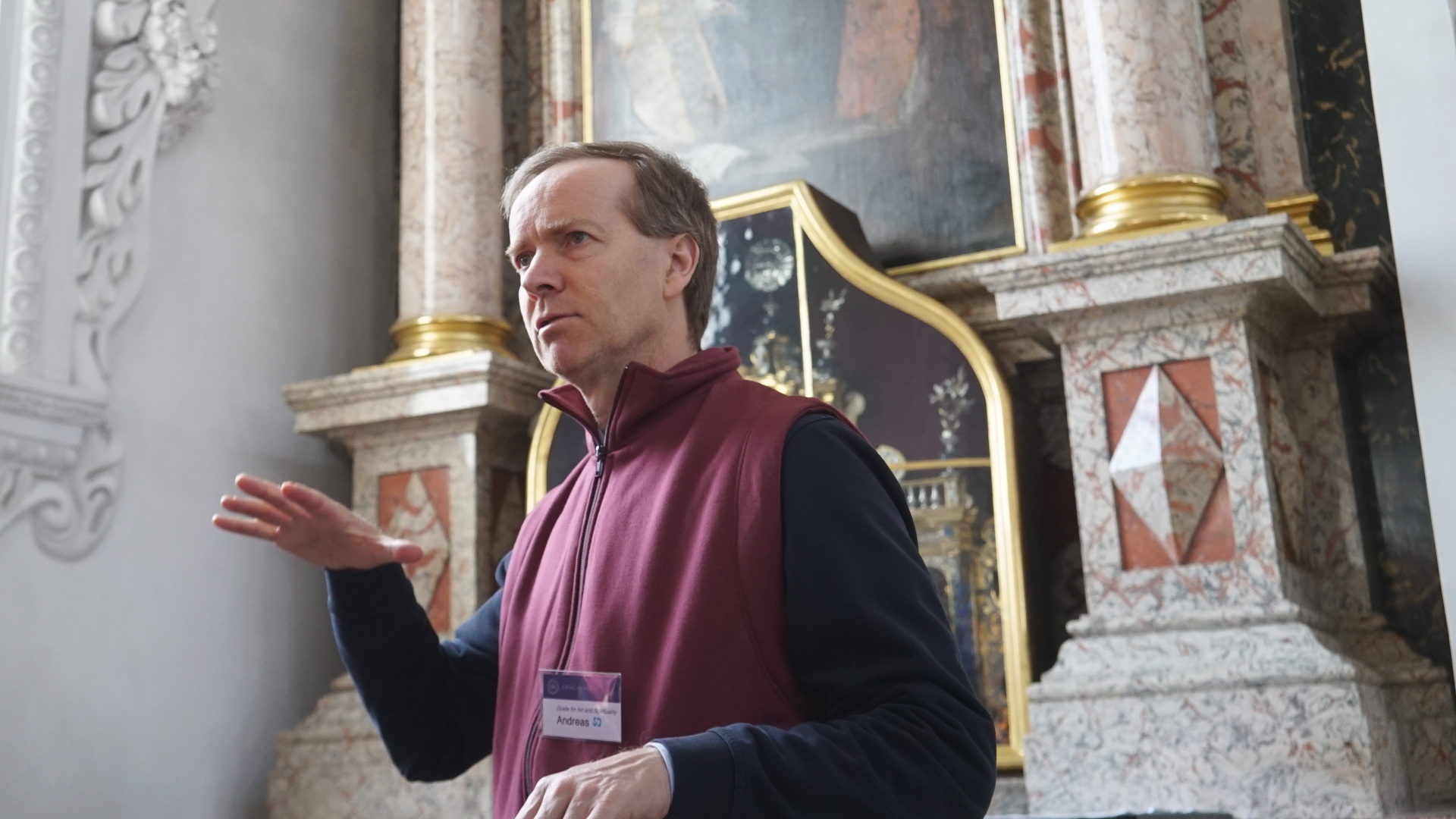 Der Jesuit Andreas Schalbetter  bei seiner Führung, hier in der Ignatius-Kapelle