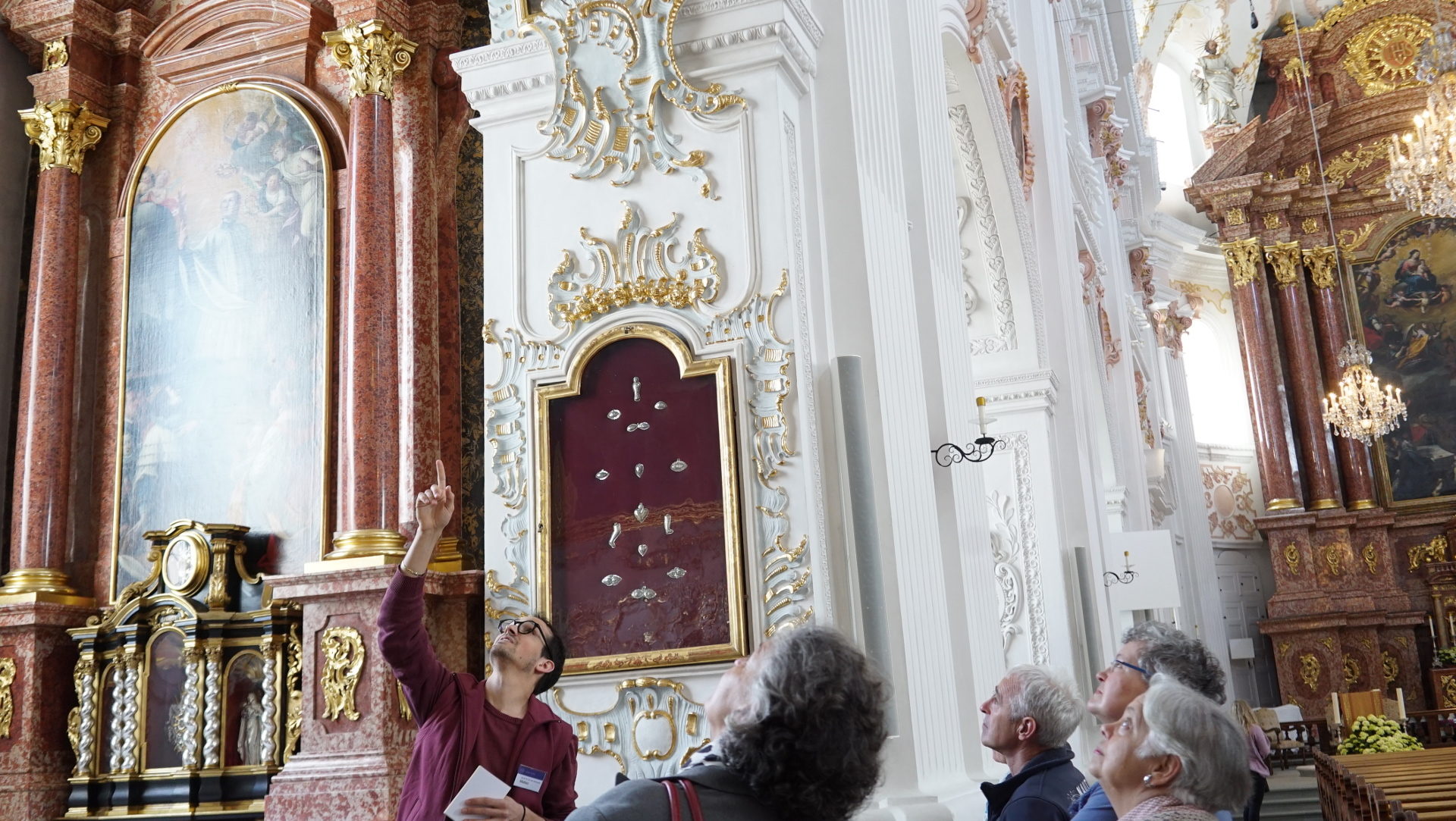Ein Living Stones-Guide mit einer Gruppe in der Jesuitenkirche. Auch die Kirche steht unter Denkmalschutz.