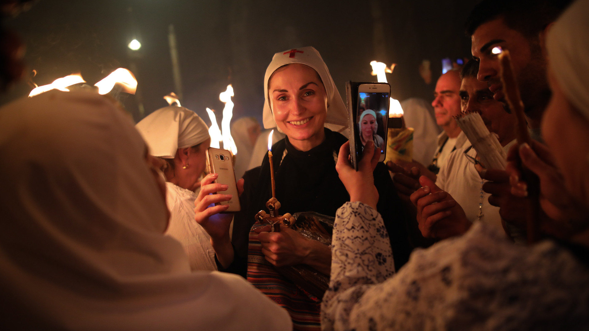 Archivbild aus dem Jahr 2017: Orthodoxe Christen zelebrieren das "Heilige Feuer" in der Grabeskirche Jerusalem.