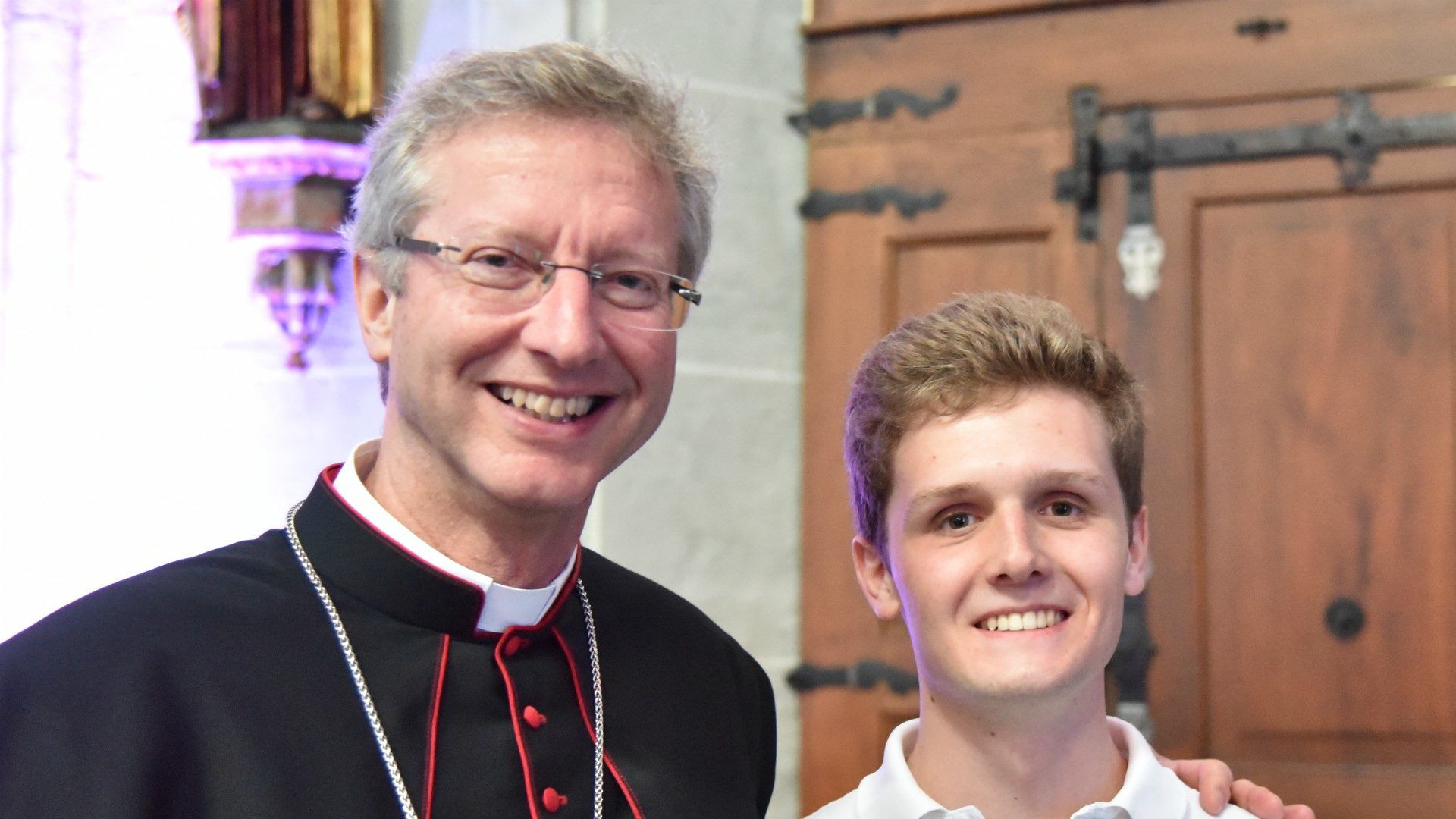 Fototermin für Michel Staszewicz mit Jugendbischof Alain de Raemy.