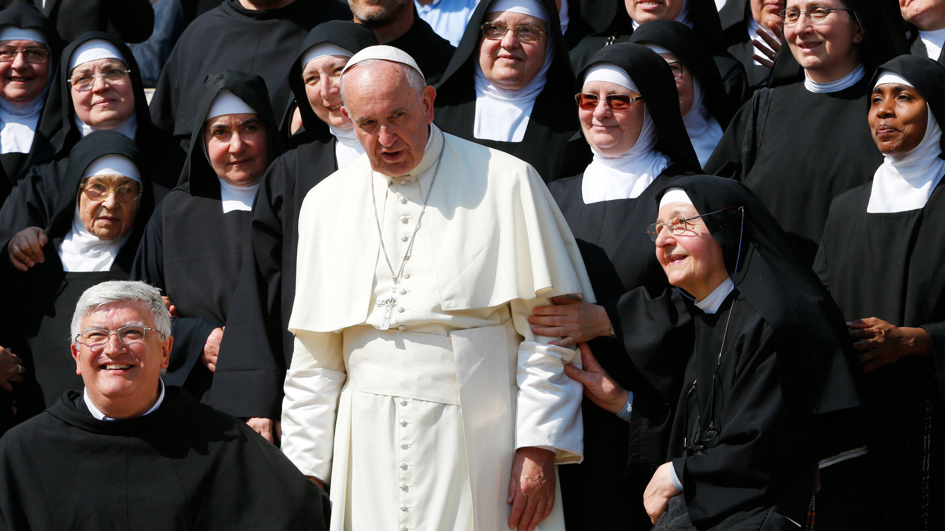 Papst Franziskus mit Ordensfrauen