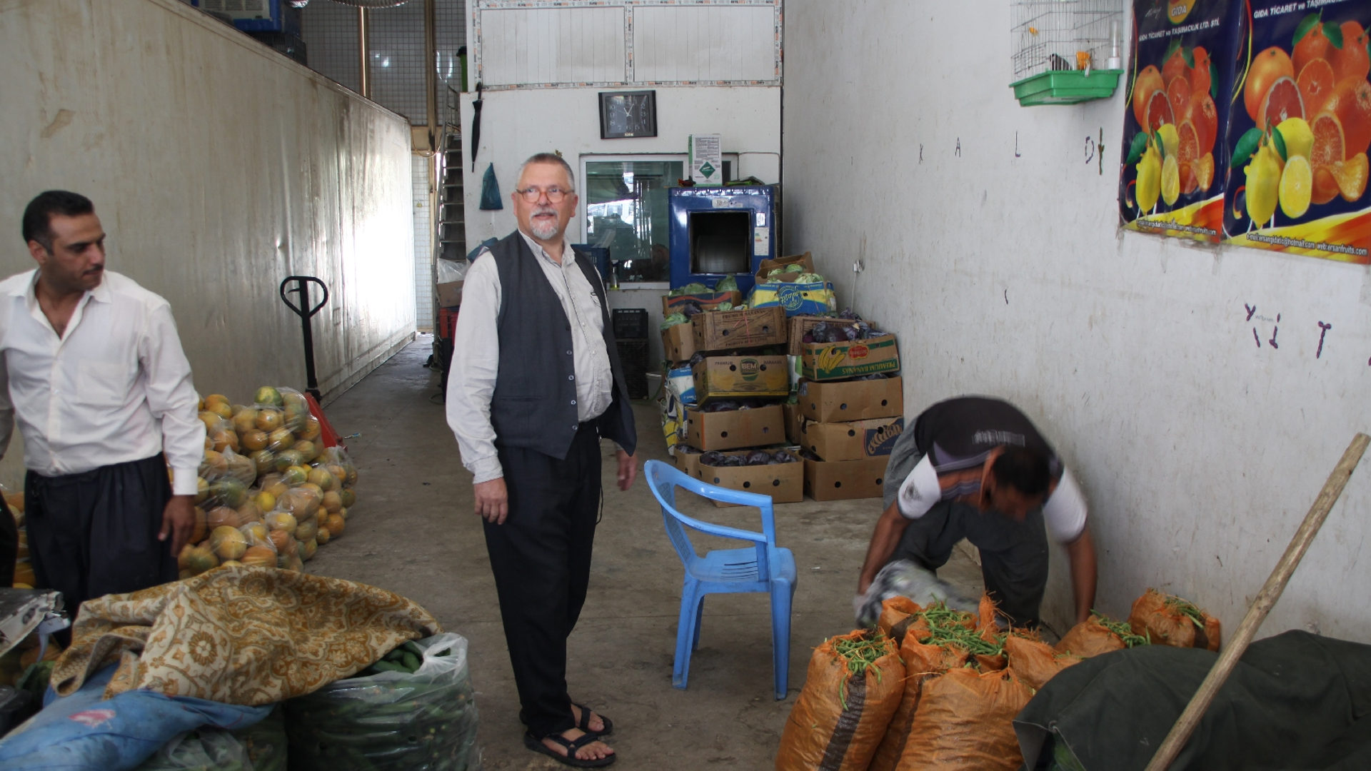 Der chaldäisch-katholische Pater Jens Petzold beim Kauf von Essen für seine Gemeinschaft