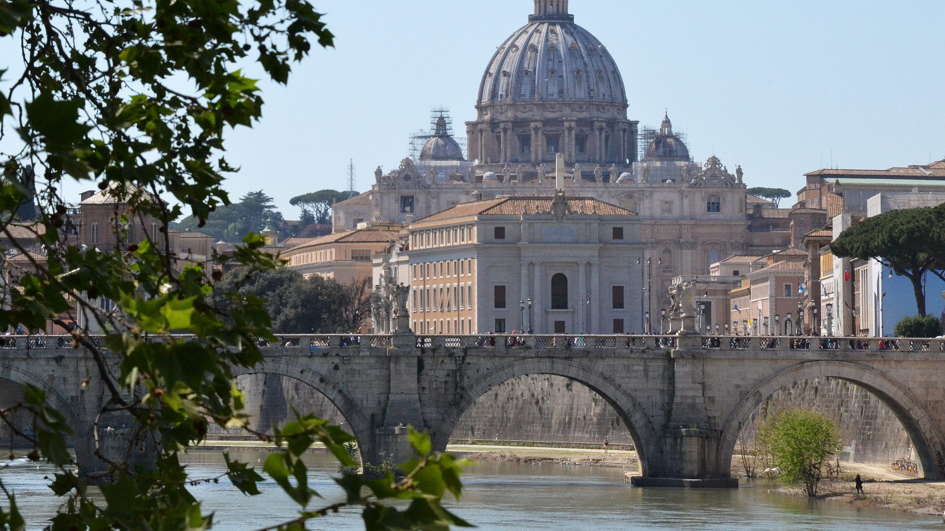 Brücke über den Tiber, im Hintergrund der Petersdom.