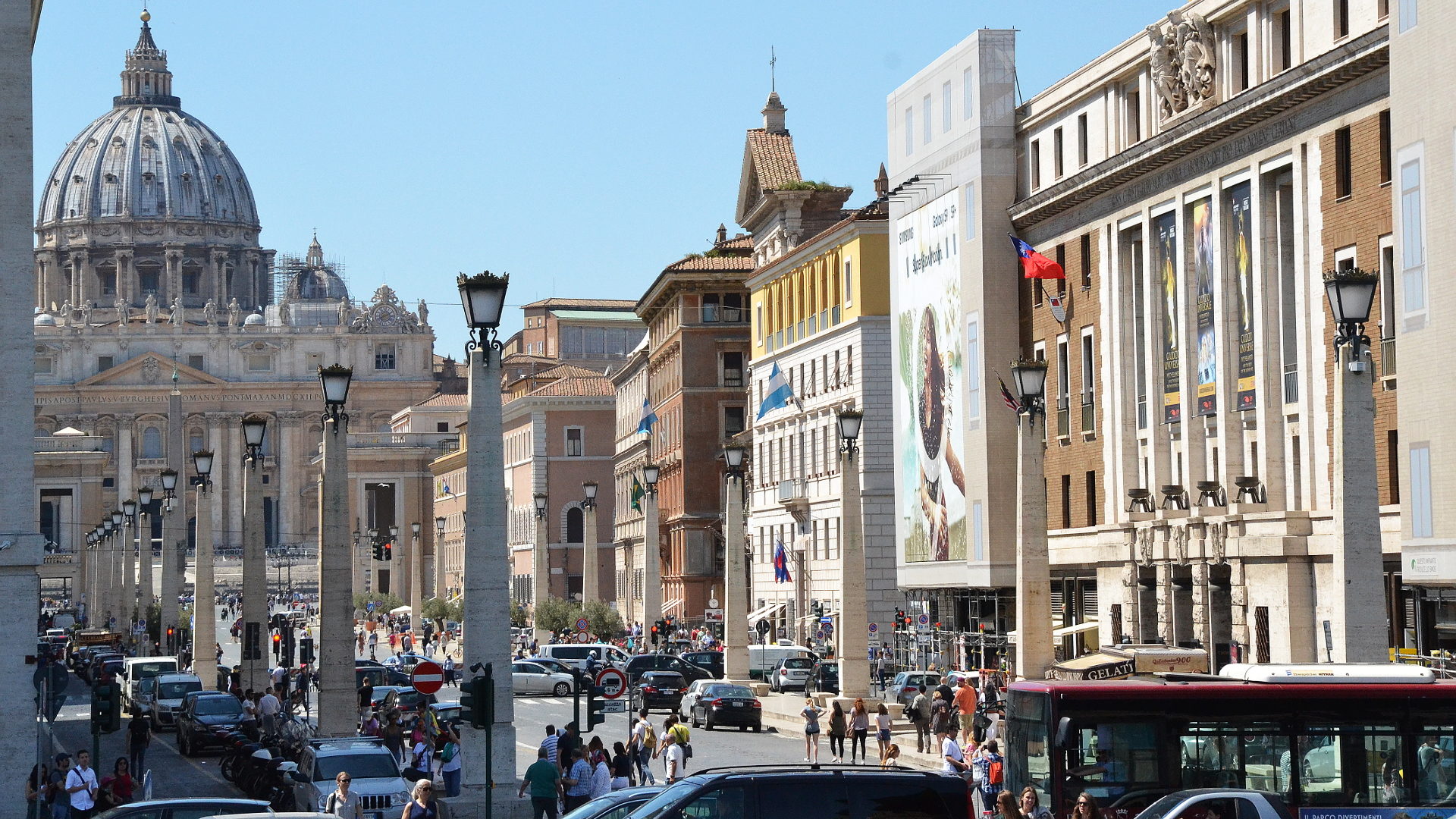 Petersdom von der Via della Conciliazione aus