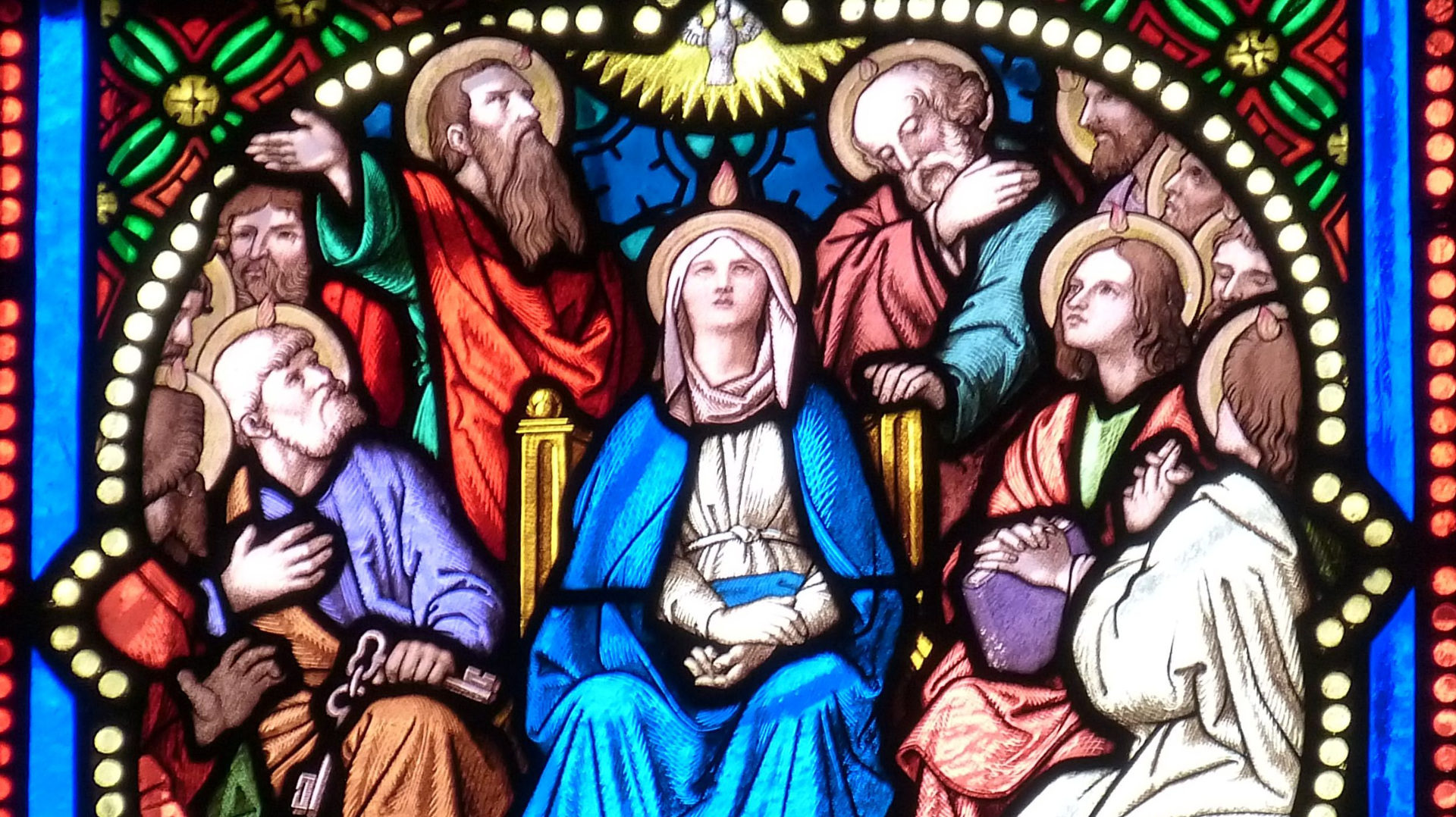 Das Pfingstereignis dargestellt auf einem Kirchenfenster.
