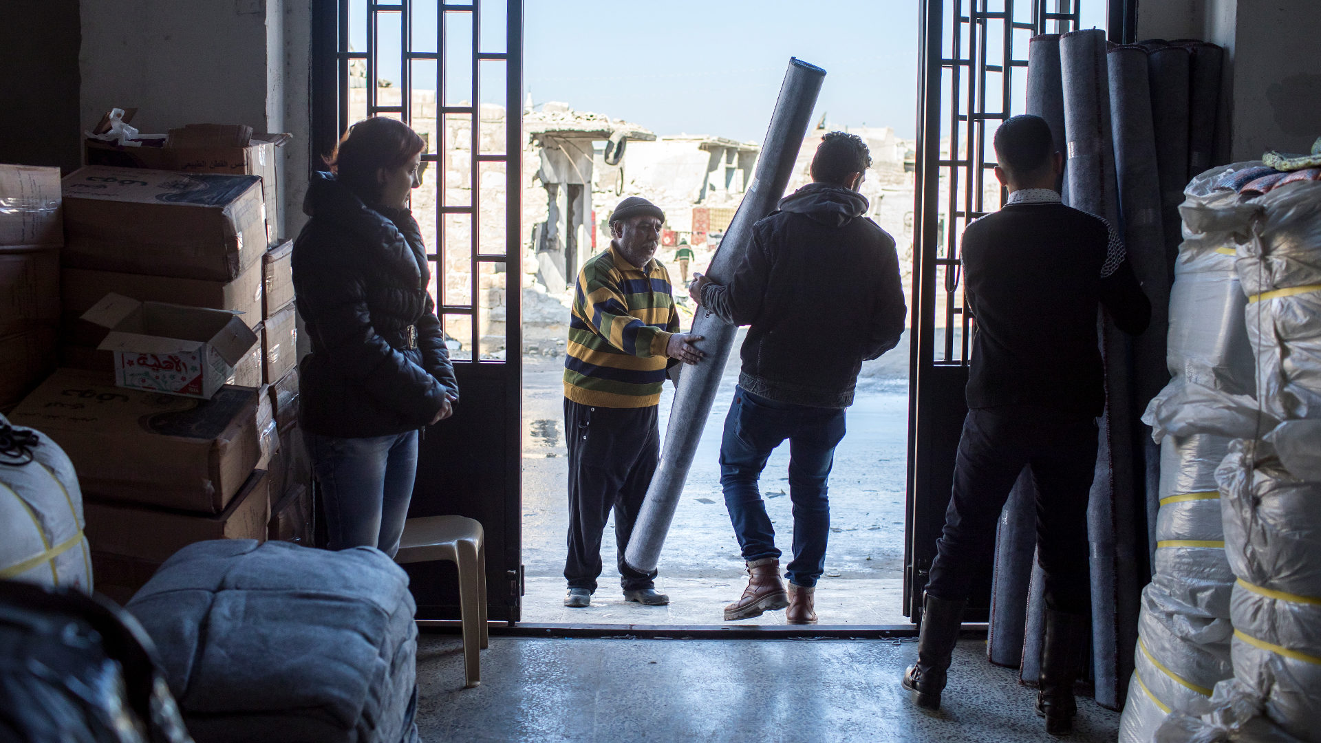 Im Verteilzentrum der Caritas im Osten von Aleppo Hilfsgüter beziehen.