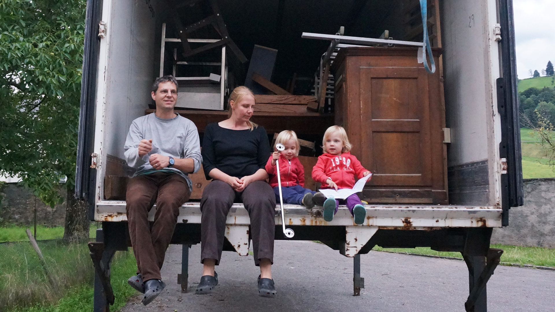 Lukas und Sandra Fries-Schmid mit Salome und Mirjam