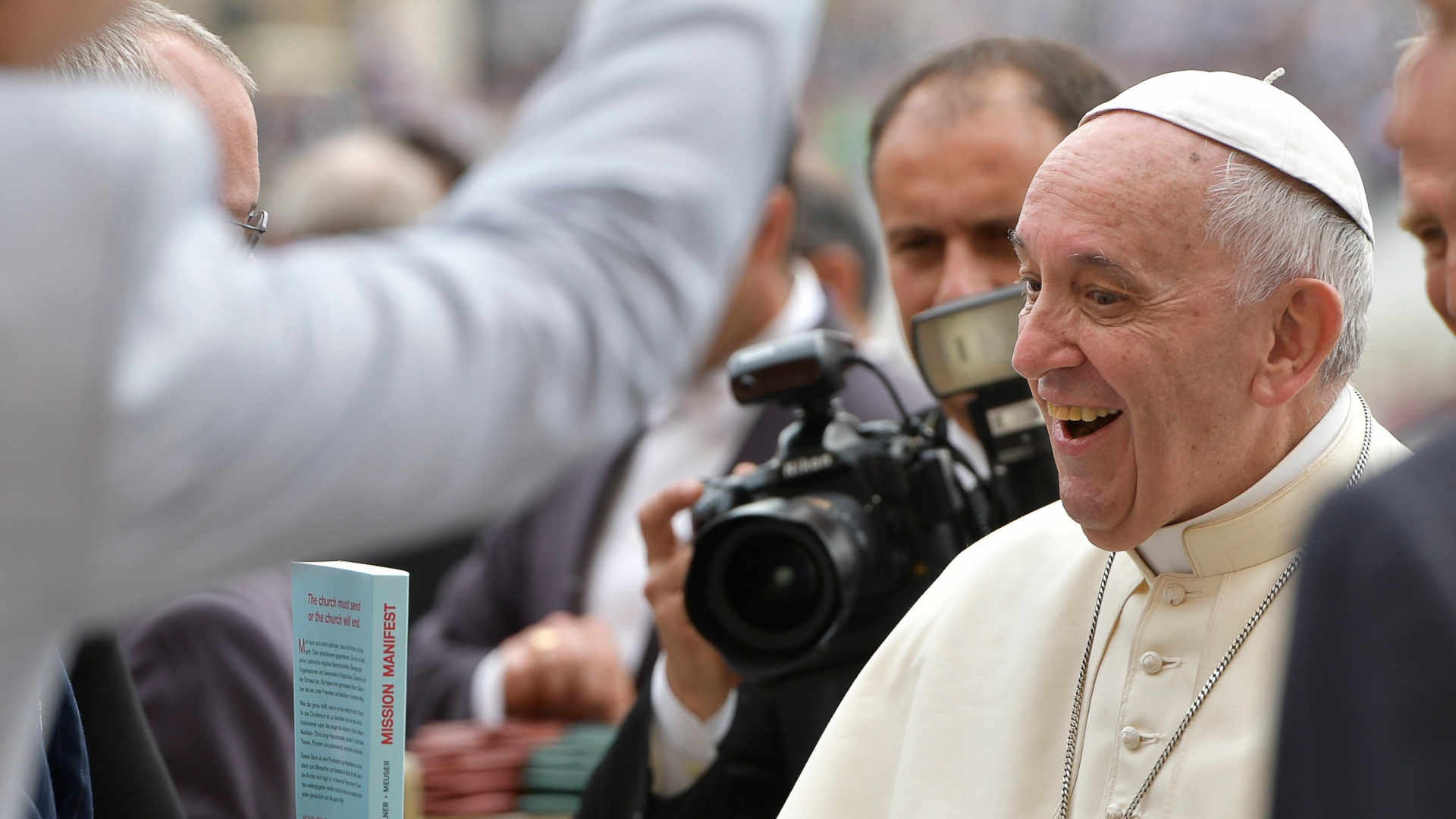 Papst Franziskus freut sich über das Buch "Mission Manifest"