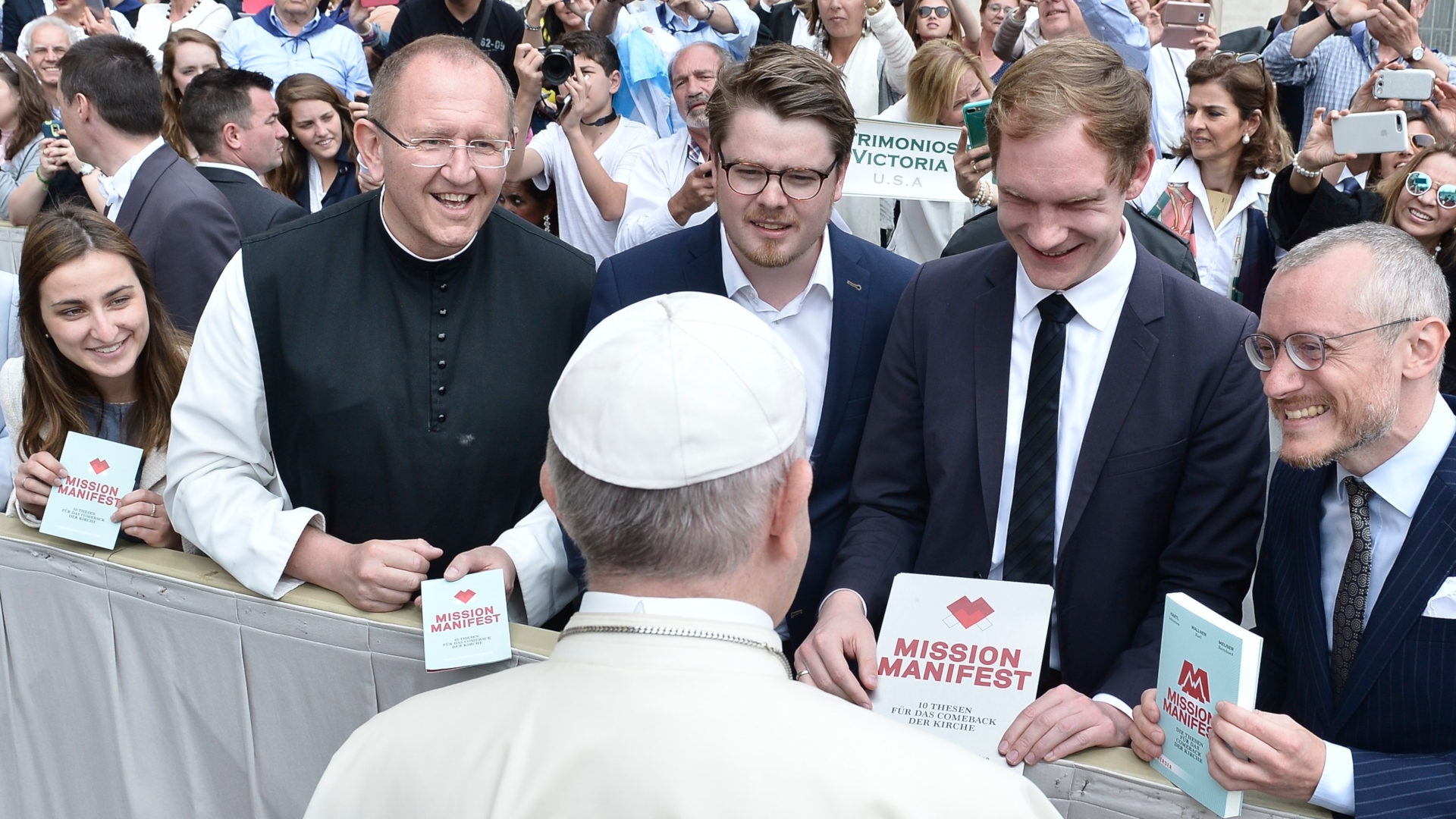 Papst Franziskus bei der Präsentation des Buches "Mission Manifest"  (2. Mann von links: Martin Iten)