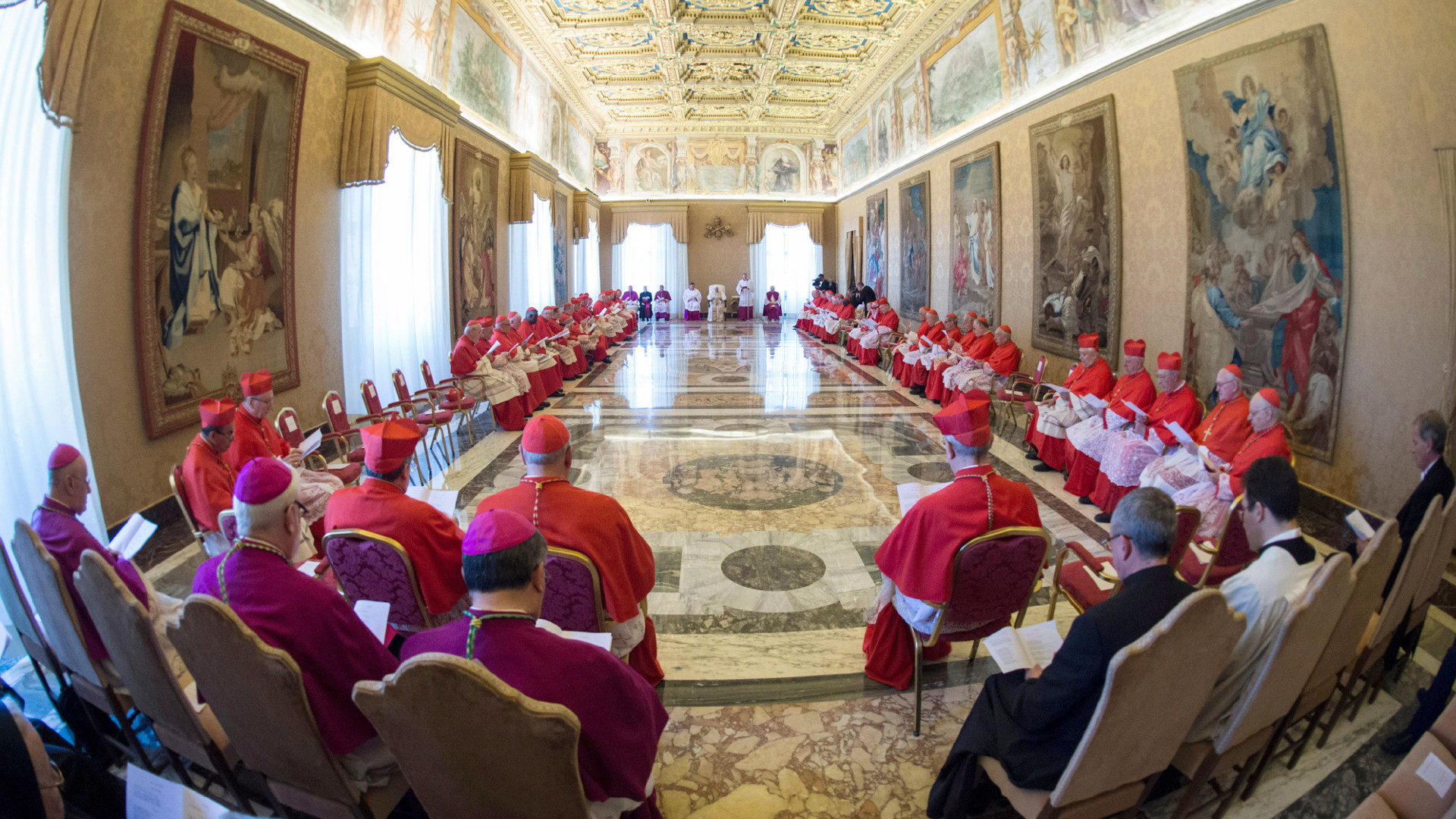 Papst Franziskus und Kardinäle im Apostolischen Palast im Vatikan.