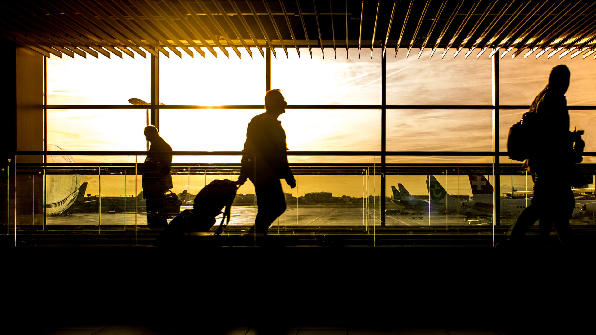 Reisende am Flughafen