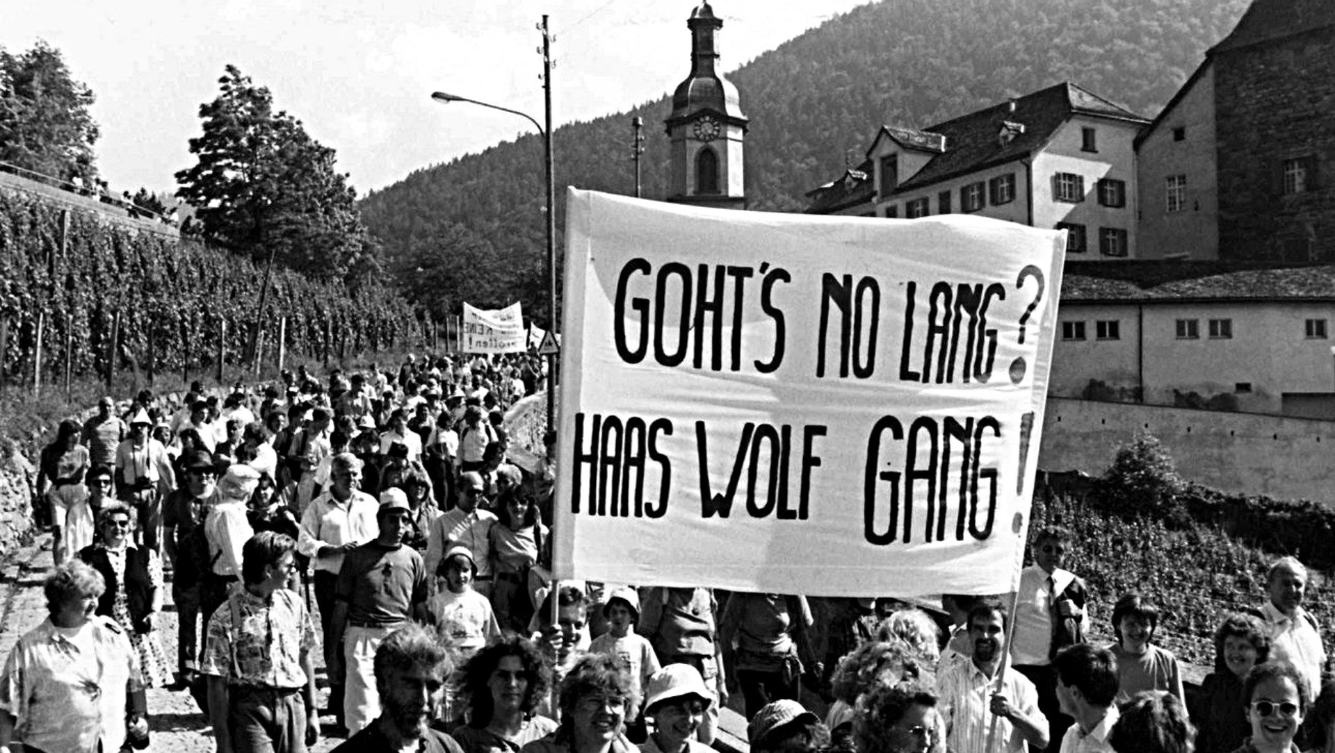 Protest vor der Kathedrale in Chur gegen Bischof Wolfgang Haas am 17. Juni 1990.