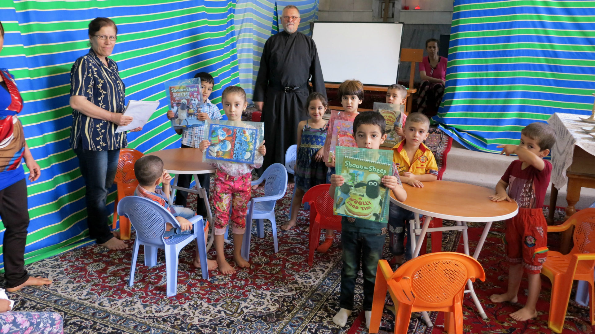 Pater Jens Petzold bei den Kindern während dem Unterricht