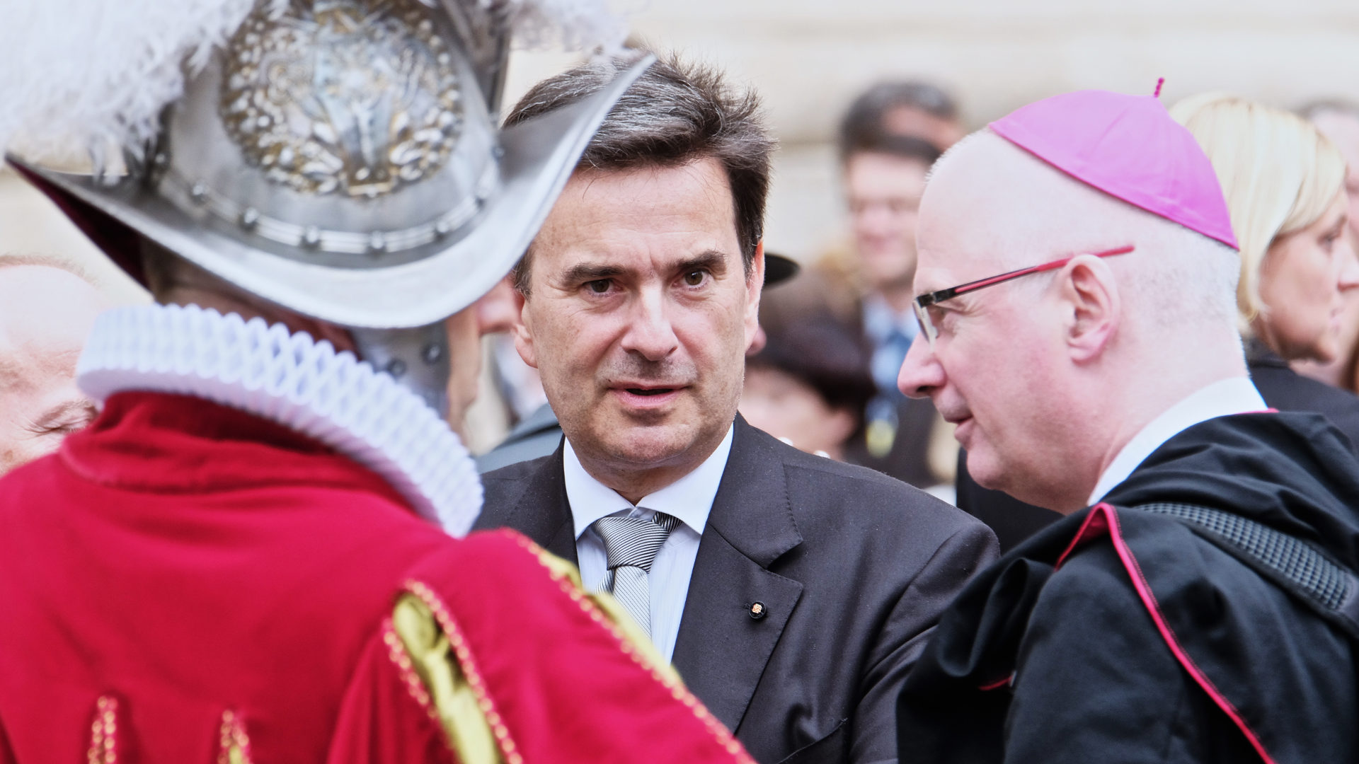 Oberst Christoph Graf mit Botschafter Pierre-Yves Fux (Mitte) und Bischof Charles Morerod