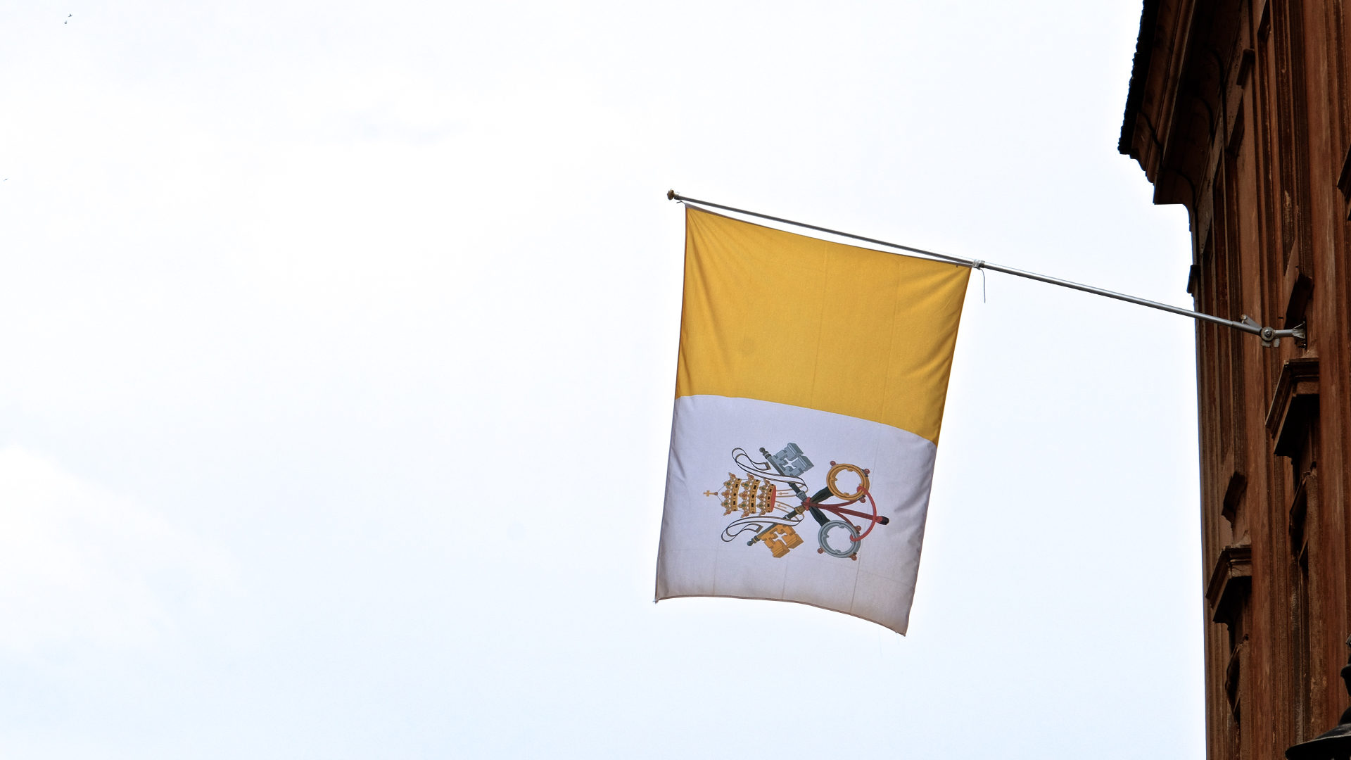 Vatikanfahne am Campo Santo Teutonico