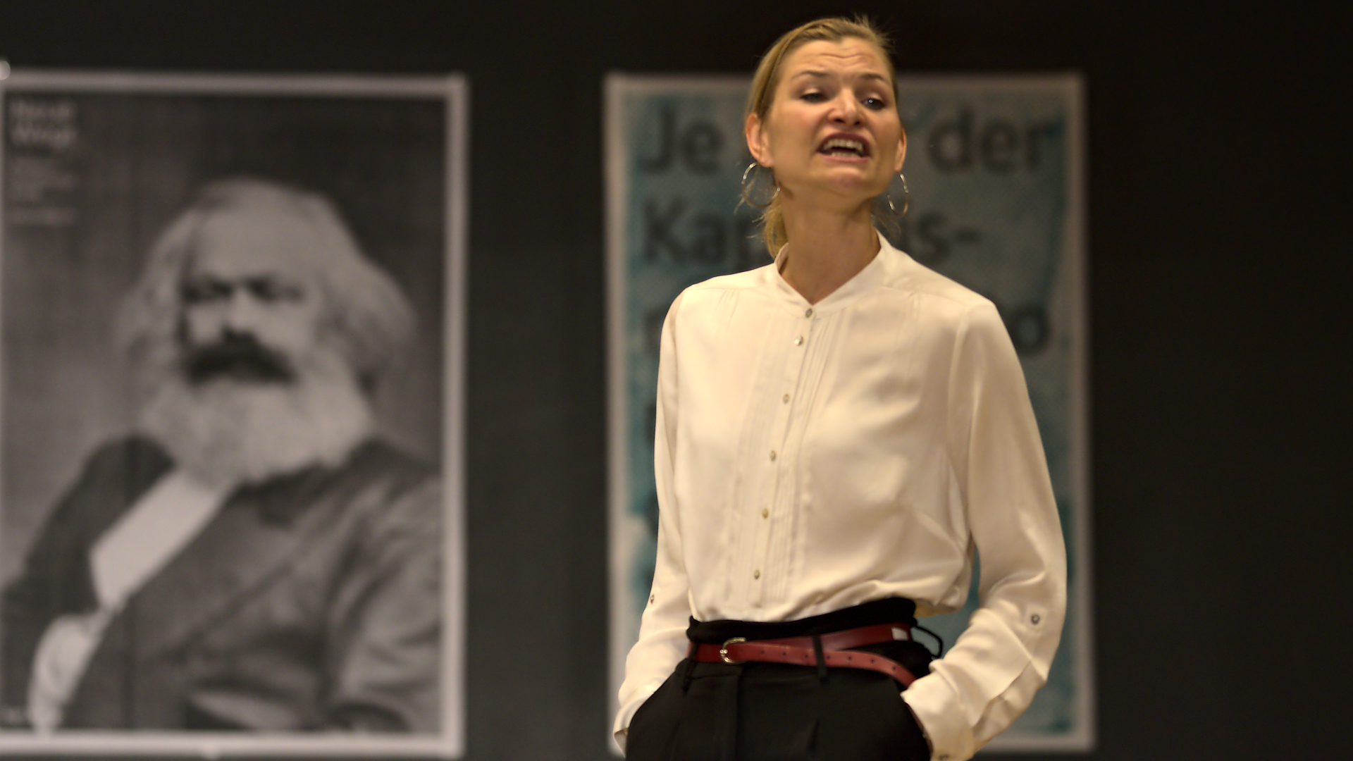 Claudia Kost singt - mit Karl Marx im Rücken