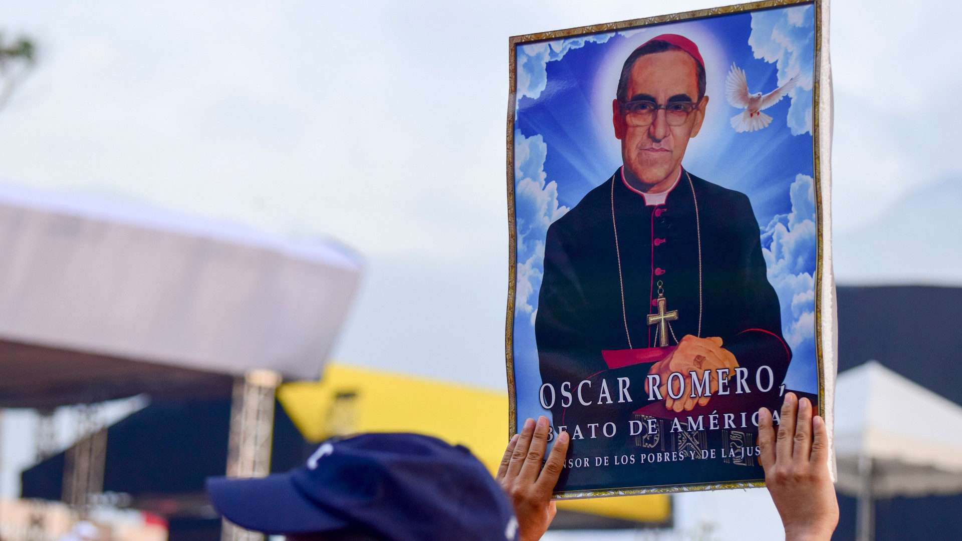 Bild von Oscar Romero an Seligsprechung am 23. Mai 2015 in San Salvador.