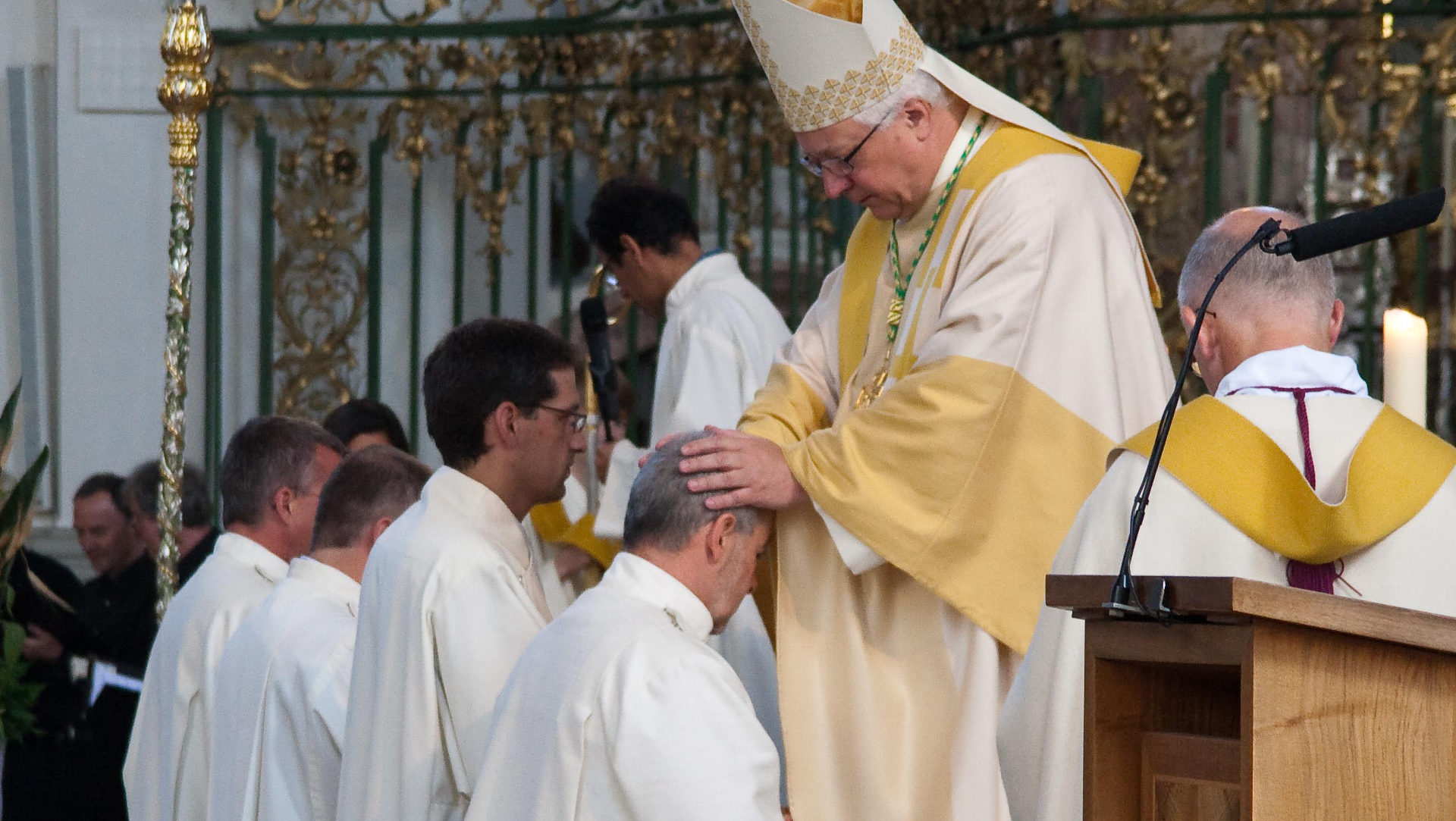 Bischof Markus Büchel weiht vier Diakone