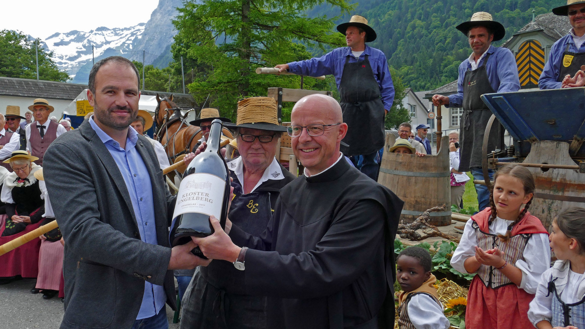 Pfarrer Patrick Ledergerber (rechts) und Winzer Beat Burkhardt mit dem Kloster-Engelberg-Wein