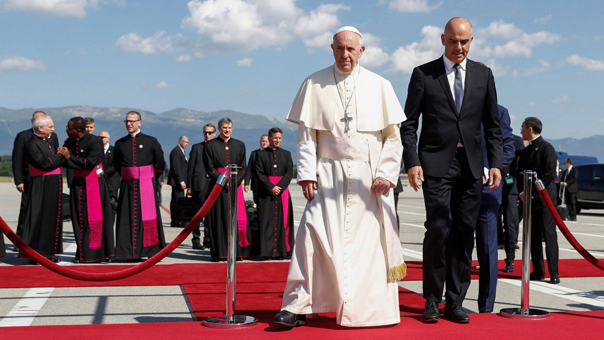 Papst Franziskus mit Bundesrat Alain Berset bei der Ankunft am Flughafen Genf