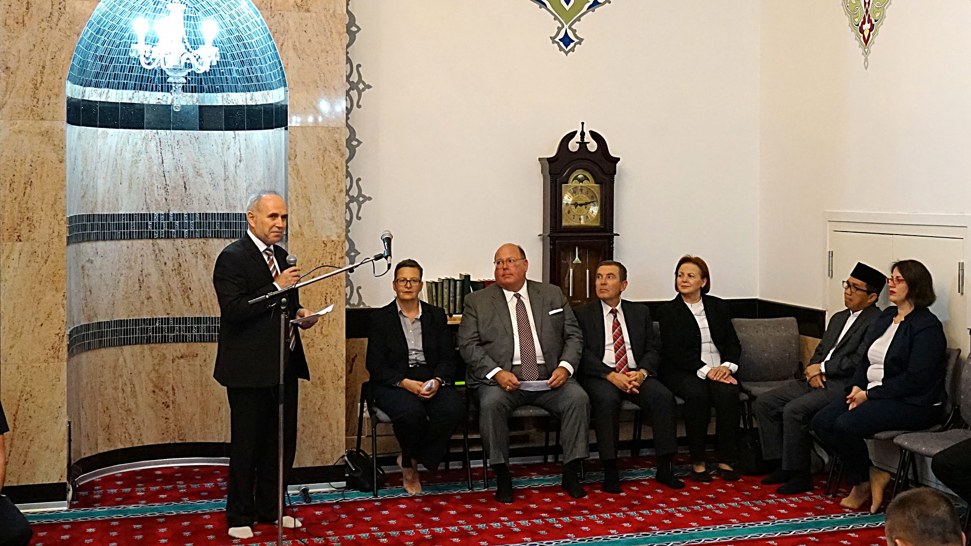 Imam Mustafa Memeti begrüsst Diplomaten beim Fastenbrechen