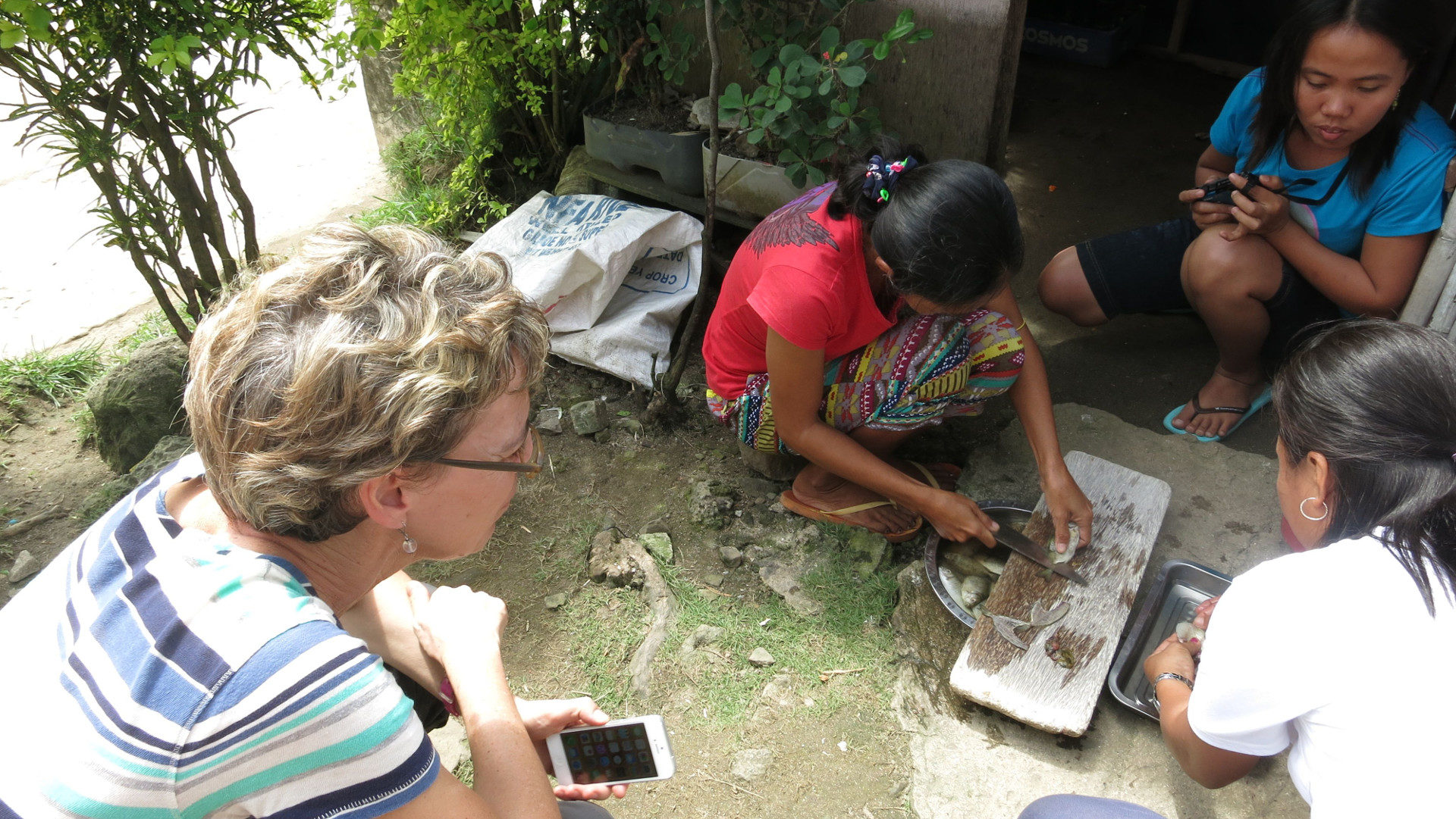 Helena Jeppesen (links) bei einem Partnerprojekt von Fastenopfer auf den Philippinen, 2018.